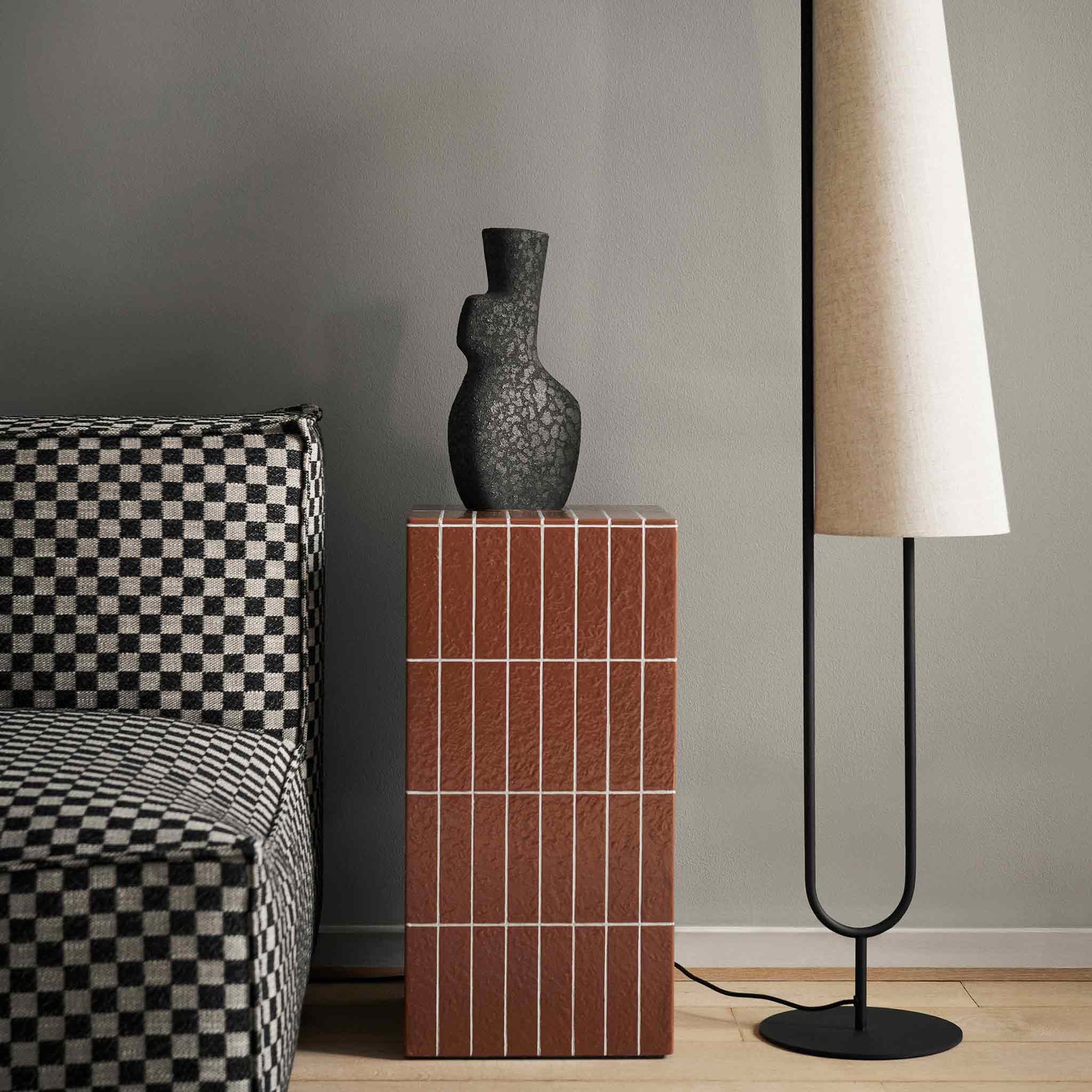 Ferm Living（ファームリビング）は、人生の対比を意識しながら、期待や夢の中で快適さと意味を追い求め、真の価値を感じられる空間を提供することを目指しています。デザインへの情熱と、環境や社会に配慮した責任ある選択を大切にし、誠実で心地よい製品や環境づくりに取り組んでいます。デンマーク・コペンハーゲンを拠点に、世界中の職人と協働し、スカンジナビアの思想と世界の技術・伝統を融合。柔らかなフォルムや豊かなテクスチャー、意外性のあるディテールを特徴とするコレクションは、洗練された美しさの中にも驚きと温かみをもたらします。素材選びから製造、配送まで持続可能性を意識し、より良い未来へ向けた選択を後押しします。家具、アクセサリー、照明を通じて、あなたらしく心地よい空間づくりをサポートします。