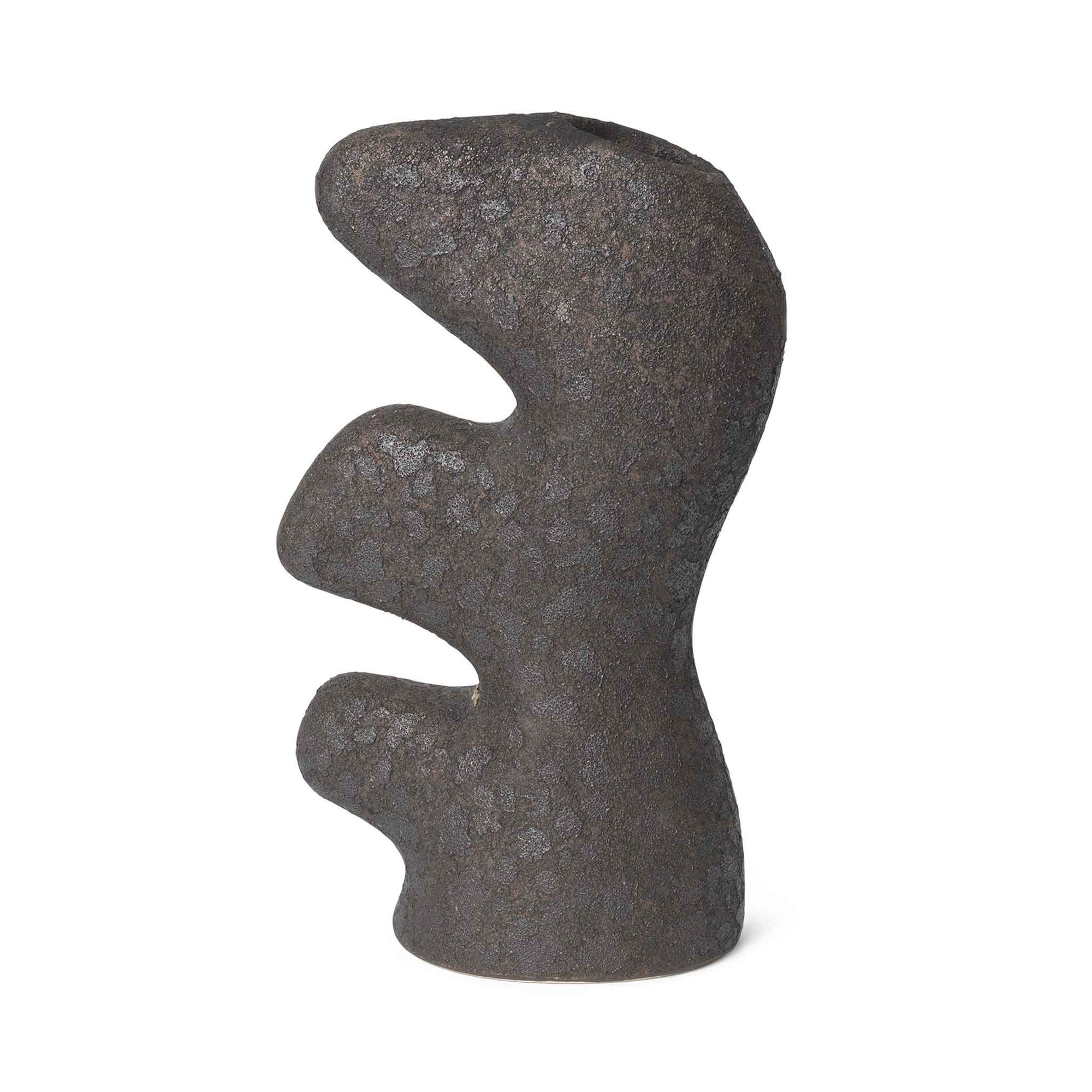 Ferm Living（ファームリビング）は、人生の対比を意識しながら、期待や夢の中で快適さと意味を追い求め、真の価値を感じられる空間を提供することを目指しています。デザインへの情熱と、環境や社会に配慮した責任ある選択を大切にし、誠実で心地よい製品や環境づくりに取り組んでいます。デンマーク・コペンハーゲンを拠点に、世界中の職人と協働し、スカンジナビアの思想と世界の技術・伝統を融合。柔らかなフォルムや豊かなテクスチャー、意外性のあるディテールを特徴とするコレクションは、洗練された美しさの中にも驚きと温かみをもたらします。素材選びから製造、配送まで持続可能性を意識し、より良い未来へ向けた選択を後押しします。家具、アクセサリー、照明を通じて、あなたらしく心地よい空間づくりをサポートします。