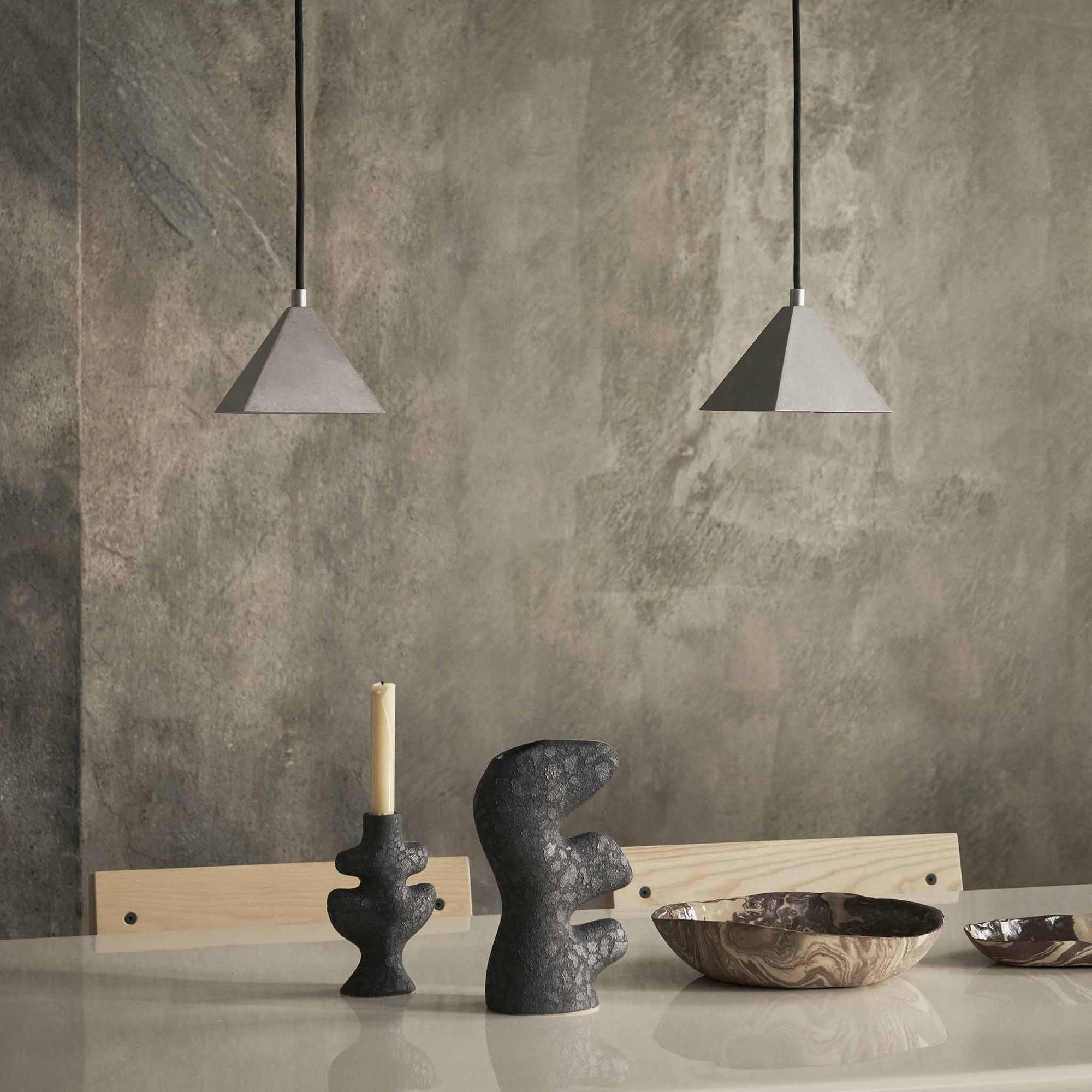 Ferm Living（ファームリビング）は、人生の対比を意識しながら、期待や夢の中で快適さと意味を追い求め、真の価値を感じられる空間を提供することを目指しています。デザインへの情熱と、環境や社会に配慮した責任ある選択を大切にし、誠実で心地よい製品や環境づくりに取り組んでいます。デンマーク・コペンハーゲンを拠点に、世界中の職人と協働し、スカンジナビアの思想と世界の技術・伝統を融合。柔らかなフォルムや豊かなテクスチャー、意外性のあるディテールを特徴とするコレクションは、洗練された美しさの中にも驚きと温かみをもたらします。素材選びから製造、配送まで持続可能性を意識し、より良い未来へ向けた選択を後押しします。家具、アクセサリー、照明を通じて、あなたらしく心地よい空間づくりをサポートします。