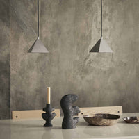 Ferm Living（ファームリビング）は、人生の対比を意識しながら、期待や夢の中で快適さと意味を追い求め、真の価値を感じられる空間を提供することを目指しています。デザインへの情熱と、環境や社会に配慮した責任ある選択を大切にし、誠実で心地よい製品や環境づくりに取り組んでいます。デンマーク・コペンハーゲンを拠点に、世界中の職人と協働し、スカンジナビアの思想と世界の技術・伝統を融合。柔らかなフォルムや豊かなテクスチャー、意外性のあるディテールを特徴とするコレクションは、洗練された美しさの中にも驚きと温かみをもたらします。素材選びから製造、配送まで持続可能性を意識し、より良い未来へ向けた選択を後押しします。家具、アクセサリー、照明を通じて、あなたらしく心地よい空間づくりをサポートします。