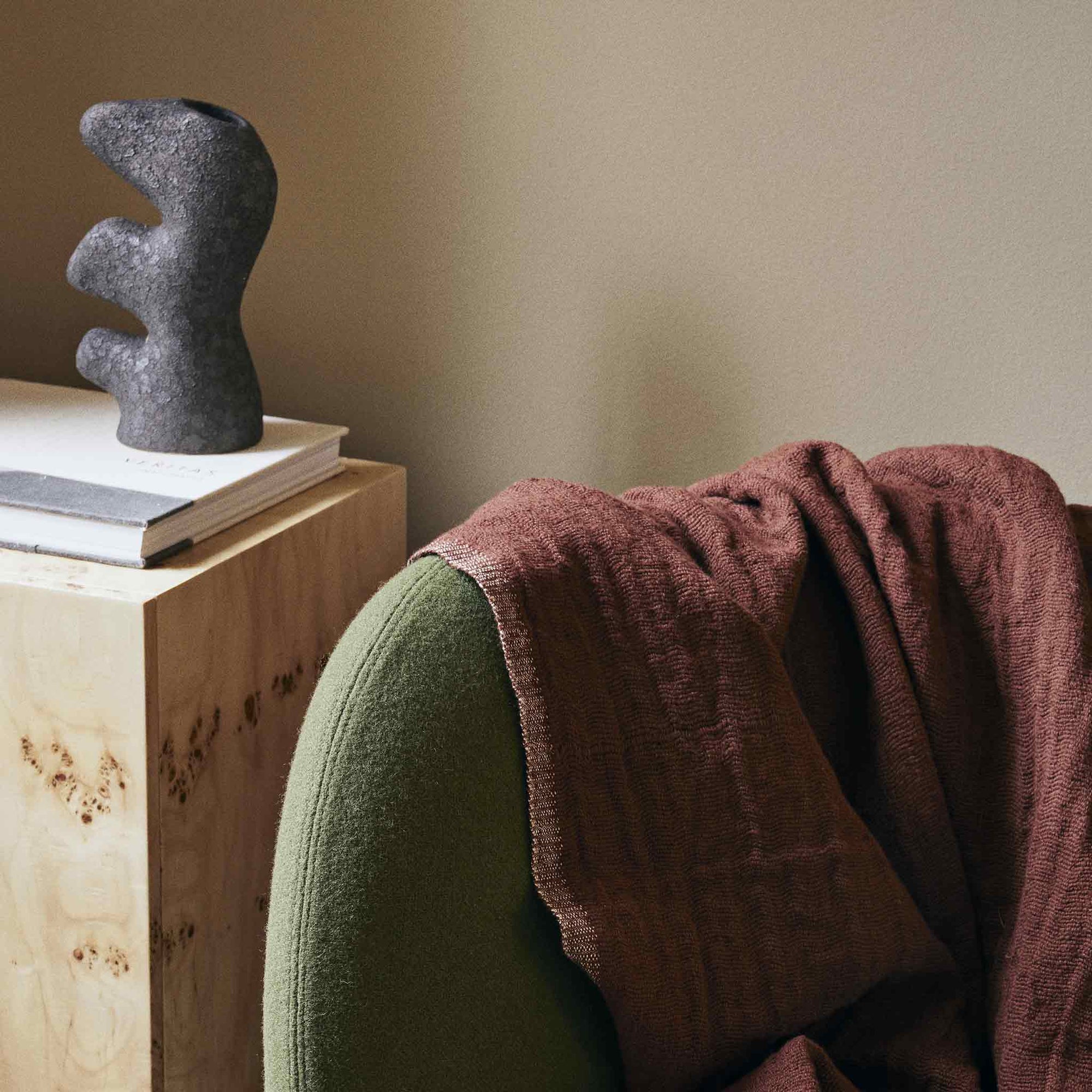 Ferm Living（ファームリビング）は、人生の対比を意識しながら、期待や夢の中で快適さと意味を追い求め、真の価値を感じられる空間を提供することを目指しています。デザインへの情熱と、環境や社会に配慮した責任ある選択を大切にし、誠実で心地よい製品や環境づくりに取り組んでいます。デンマーク・コペンハーゲンを拠点に、世界中の職人と協働し、スカンジナビアの思想と世界の技術・伝統を融合。柔らかなフォルムや豊かなテクスチャー、意外性のあるディテールを特徴とするコレクションは、洗練された美しさの中にも驚きと温かみをもたらします。素材選びから製造、配送まで持続可能性を意識し、より良い未来へ向けた選択を後押しします。家具、アクセサリー、照明を通じて、あなたらしく心地よい空間づくりをサポートします。