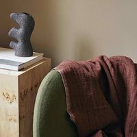 Ferm Living（ファームリビング）は、人生の対比を意識しながら、期待や夢の中で快適さと意味を追い求め、真の価値を感じられる空間を提供することを目指しています。デザインへの情熱と、環境や社会に配慮した責任ある選択を大切にし、誠実で心地よい製品や環境づくりに取り組んでいます。デンマーク・コペンハーゲンを拠点に、世界中の職人と協働し、スカンジナビアの思想と世界の技術・伝統を融合。柔らかなフォルムや豊かなテクスチャー、意外性のあるディテールを特徴とするコレクションは、洗練された美しさの中にも驚きと温かみをもたらします。素材選びから製造、配送まで持続可能性を意識し、より良い未来へ向けた選択を後押しします。家具、アクセサリー、照明を通じて、あなたらしく心地よい空間づくりをサポートします。