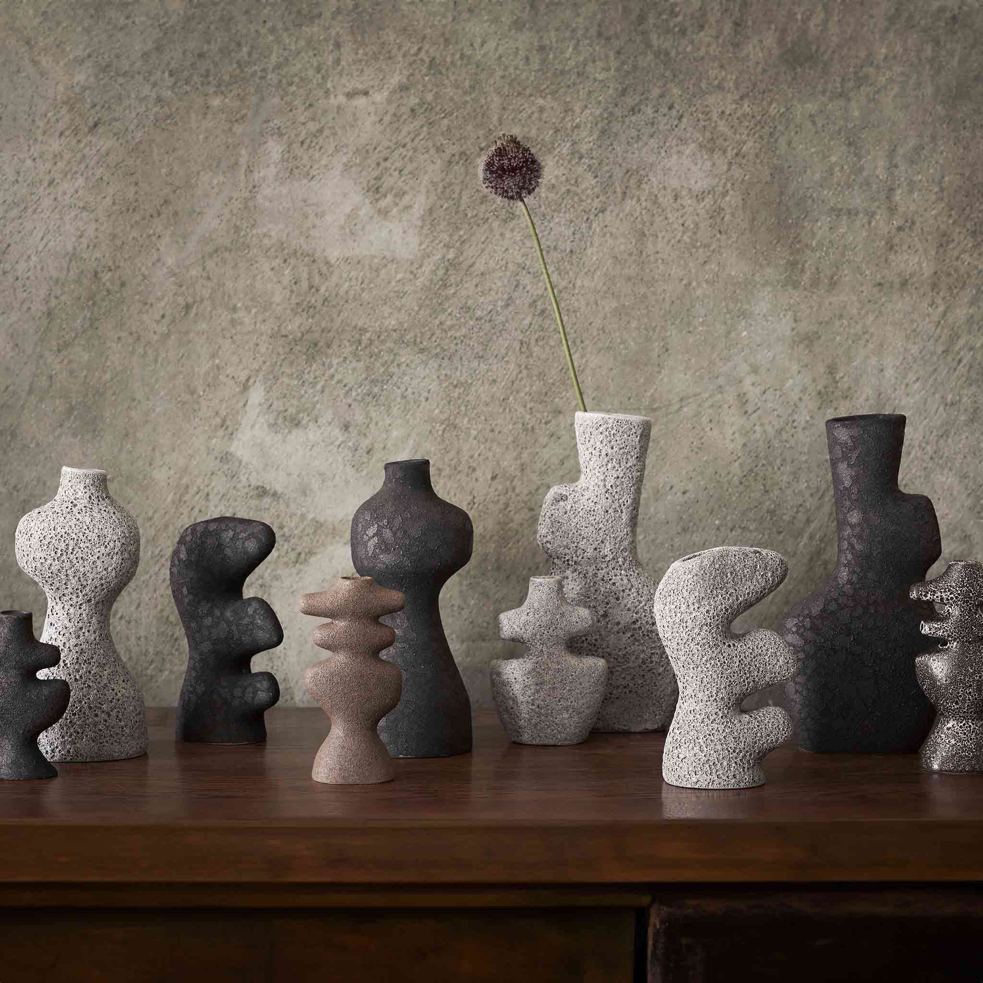 Ferm Living（ファームリビング）は、人生の対比を意識しながら、期待や夢の中で快適さと意味を追い求め、真の価値を感じられる空間を提供することを目指しています。デザインへの情熱と、環境や社会に配慮した責任ある選択を大切にし、誠実で心地よい製品や環境づくりに取り組んでいます。デンマーク・コペンハーゲンを拠点に、世界中の職人と協働し、スカンジナビアの思想と世界の技術・伝統を融合。柔らかなフォルムや豊かなテクスチャー、意外性のあるディテールを特徴とするコレクションは、洗練された美しさの中にも驚きと温かみをもたらします。素材選びから製造、配送まで持続可能性を意識し、より良い未来へ向けた選択を後押しします。家具、アクセサリー、照明を通じて、あなたらしく心地よい空間づくりをサポートします。