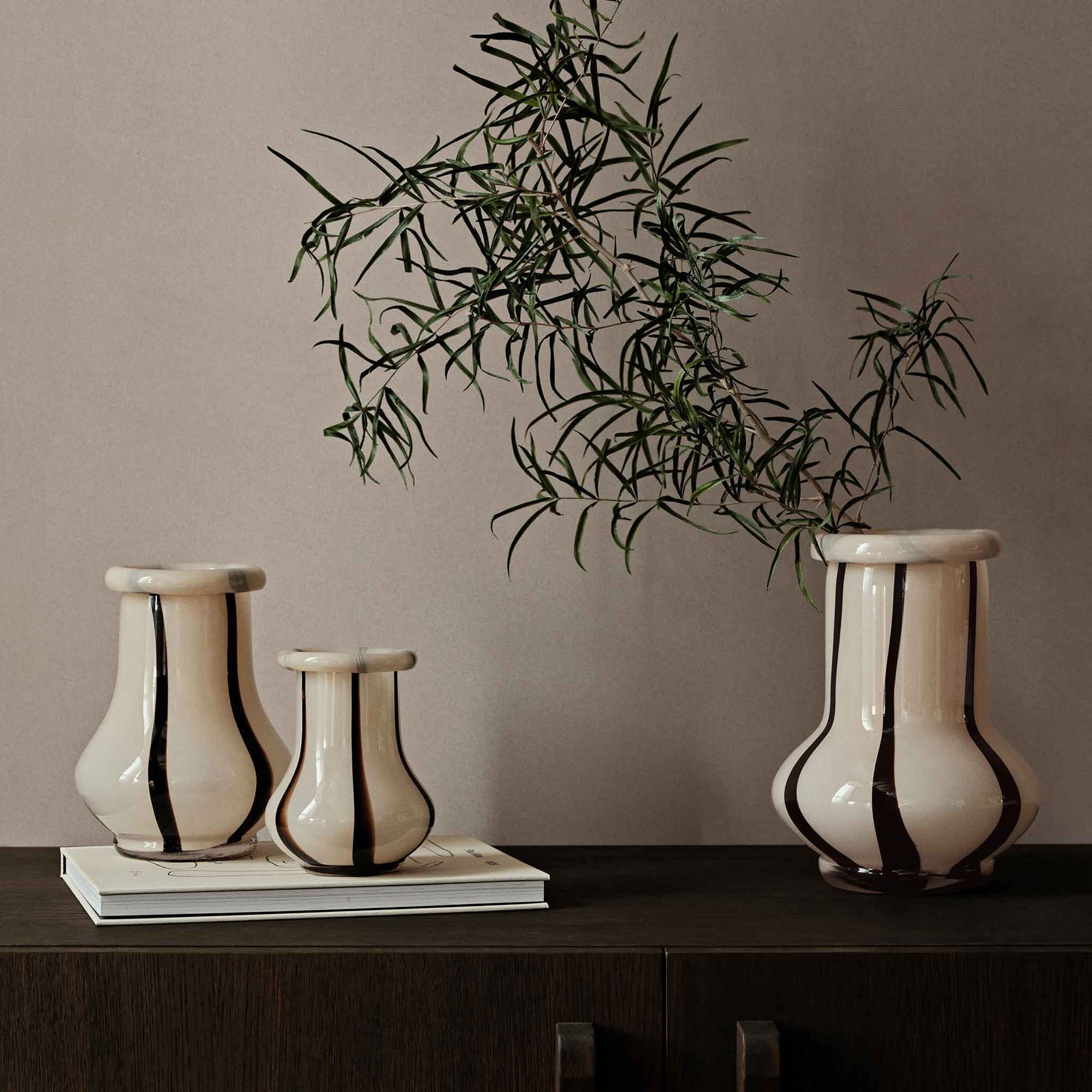 Ferm Living（ファームリビング）は、人生の対比を意識しながら、期待や夢の中で快適さと意味を追い求め、真の価値を感じられる空間を提供することを目指しています。デザインへの情熱と、環境や社会に配慮した責任ある選択を大切にし、誠実で心地よい製品や環境づくりに取り組んでいます。デンマーク・コペンハーゲンを拠点に、世界中の職人と協働し、スカンジナビアの思想と世界の技術・伝統を融合。柔らかなフォルムや豊かなテクスチャー、意外性のあるディテールを特徴とするコレクションは、洗練された美しさの中にも驚きと温かみをもたらします。素材選びから製造、配送まで持続可能性を意識し、より良い未来へ向けた選択を後押しします。家具、アクセサリー、照明を通じて、あなたらしく心地よい空間づくりをサポートします。