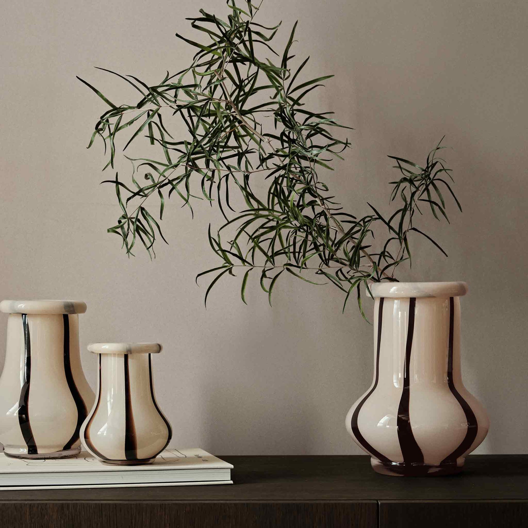Ferm Living（ファームリビング）は、人生の対比を意識しながら、期待や夢の中で快適さと意味を追い求め、真の価値を感じられる空間を提供することを目指しています。デザインへの情熱と、環境や社会に配慮した責任ある選択を大切にし、誠実で心地よい製品や環境づくりに取り組んでいます。デンマーク・コペンハーゲンを拠点に、世界中の職人と協働し、スカンジナビアの思想と世界の技術・伝統を融合。柔らかなフォルムや豊かなテクスチャー、意外性のあるディテールを特徴とするコレクションは、洗練された美しさの中にも驚きと温かみをもたらします。素材選びから製造、配送まで持続可能性を意識し、より良い未来へ向けた選択を後押しします。家具、アクセサリー、照明を通じて、あなたらしく心地よい空間づくりをサポートします。