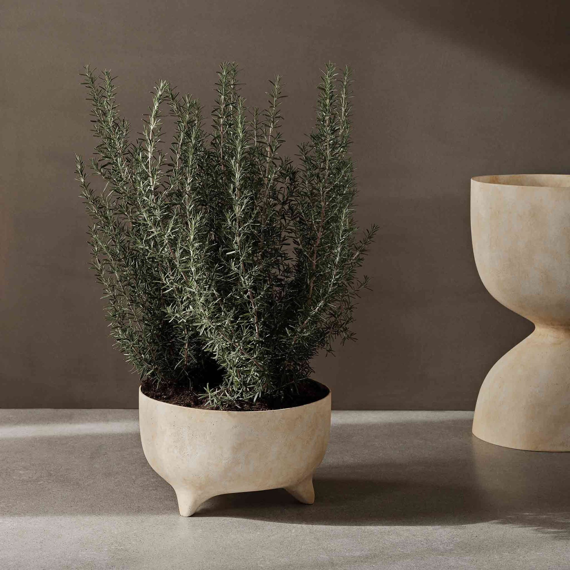 Ferm Living（ファームリビング）は、人生の対比を意識しながら、期待や夢の中で快適さと意味を追い求め、真の価値を感じられる空間を提供することを目指しています。デザインへの情熱と、環境や社会に配慮した責任ある選択を大切にし、誠実で心地よい製品や環境づくりに取り組んでいます。デンマーク・コペンハーゲンを拠点に、世界中の職人と協働し、スカンジナビアの思想と世界の技術・伝統を融合。柔らかなフォルムや豊かなテクスチャー、意外性のあるディテールを特徴とするコレクションは、洗練された美しさの中にも驚きと温かみをもたらします。素材選びから製造、配送まで持続可能性を意識し、より良い未来へ向けた選択を後押しします。家具、アクセサリー、照明を通じて、あなたらしく心地よい空間づくりをサポートします。