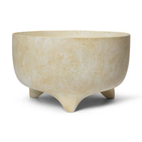 Ferm Living（ファームリビング）は、人生の対比を意識しながら、期待や夢の中で快適さと意味を追い求め、真の価値を感じられる空間を提供することを目指しています。デザインへの情熱と、環境や社会に配慮した責任ある選択を大切にし、誠実で心地よい製品や環境づくりに取り組んでいます。デンマーク・コペンハーゲンを拠点に、世界中の職人と協働し、スカンジナビアの思想と世界の技術・伝統を融合。柔らかなフォルムや豊かなテクスチャー、意外性のあるディテールを特徴とするコレクションは、洗練された美しさの中にも驚きと温かみをもたらします。素材選びから製造、配送まで持続可能性を意識し、より良い未来へ向けた選択を後押しします。家具、アクセサリー、照明を通じて、あなたらしく心地よい空間づくりをサポートします。