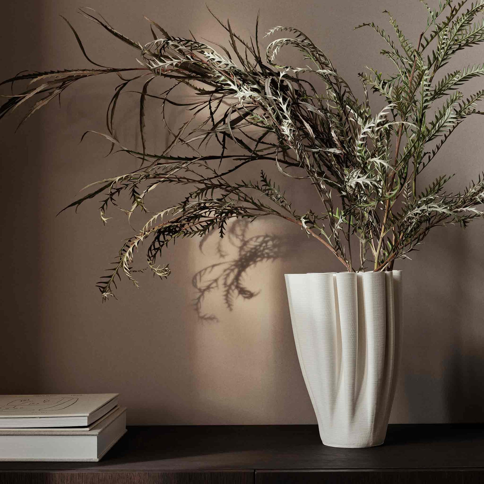 Ferm Living（ファームリビング）は、人生の対比を意識しながら、期待や夢の中で快適さと意味を追い求め、真の価値を感じられる空間を提供することを目指しています。デザインへの情熱と、環境や社会に配慮した責任ある選択を大切にし、誠実で心地よい製品や環境づくりに取り組んでいます。デンマーク・コペンハーゲンを拠点に、世界中の職人と協働し、スカンジナビアの思想と世界の技術・伝統を融合。柔らかなフォルムや豊かなテクスチャー、意外性のあるディテールを特徴とするコレクションは、洗練された美しさの中にも驚きと温かみをもたらします。素材選びから製造、配送まで持続可能性を意識し、より良い未来へ向けた選択を後押しします。家具、アクセサリー、照明を通じて、あなたらしく心地よい空間づくりをサポートします。