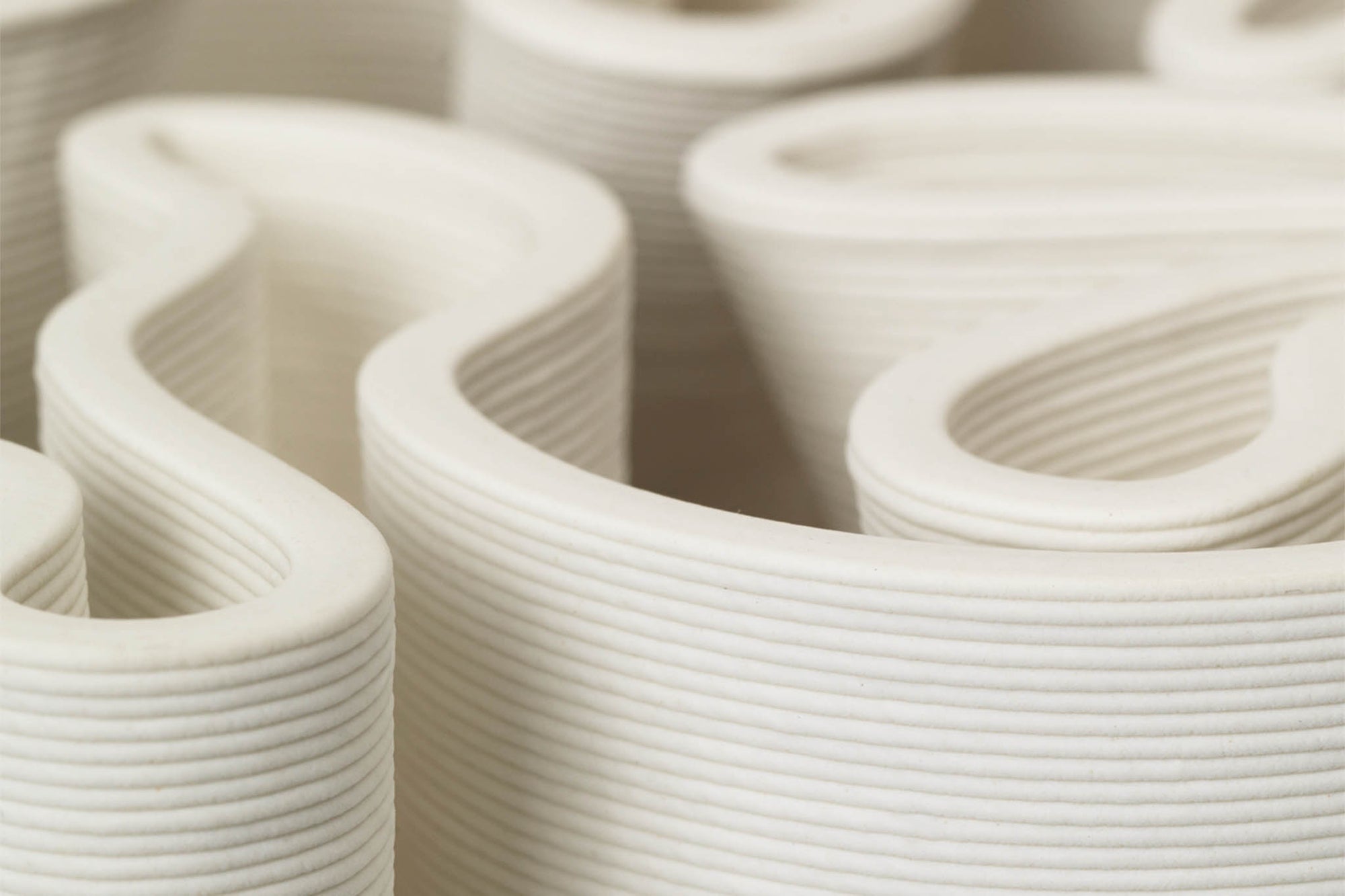 "ferm LIVING"の製品は毎日の生活がきっと楽しくなる物ばかり。それは壁紙だったり、キッチン用品、バス用品、リビング雑貨、またオフィス用品など沢山のコレクションがあり、オーガニックコットンや木材、磁気、金属など多くの拘った材質で、シンプルな材質から職人によって長く使える物へと変えて行きます。デザインはデンマークの伝統に基づいた美しい物。ロゴの鳥はデンマークの伝統を守って生きたいという思いが込められています。