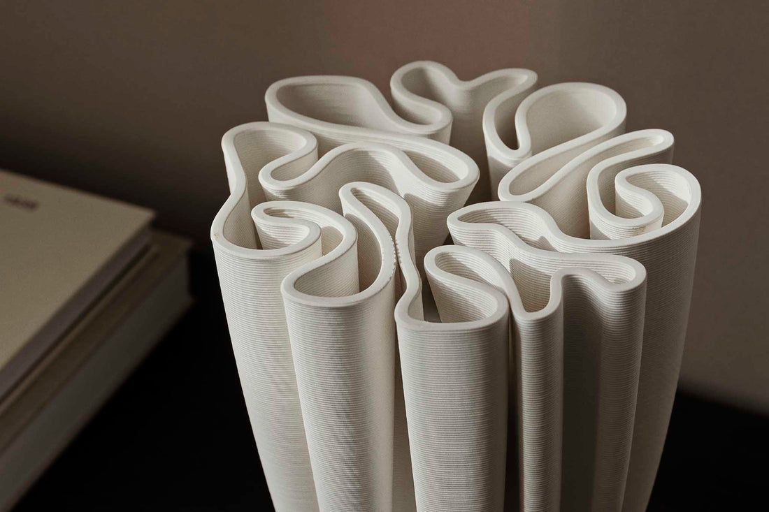 "ferm LIVING"の製品は毎日の生活がきっと楽しくなる物ばかり。それは壁紙だったり、キッチン用品、バス用品、リビング雑貨、またオフィス用品など沢山のコレクションがあり、オーガニックコットンや木材、磁気、金属など多くの拘った材質で、シンプルな材質から職人によって長く使える物へと変えて行きます。デザインはデンマークの伝統に基づいた美しい物。ロゴの鳥はデンマークの伝統を守って生きたいという思いが込められています。