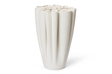 "ferm LIVING"の製品は毎日の生活がきっと楽しくなる物ばかり。それは壁紙だったり、キッチン用品、バス用品、リビング雑貨、またオフィス用品など沢山のコレクションがあり、オーガニックコットンや木材、磁気、金属など多くの拘った材質で、シンプルな材質から職人によって長く使える物へと変えて行きます。デザインはデンマークの伝統に基づいた美しい物。ロゴの鳥はデンマークの伝統を守って生きたいという思いが込められています。