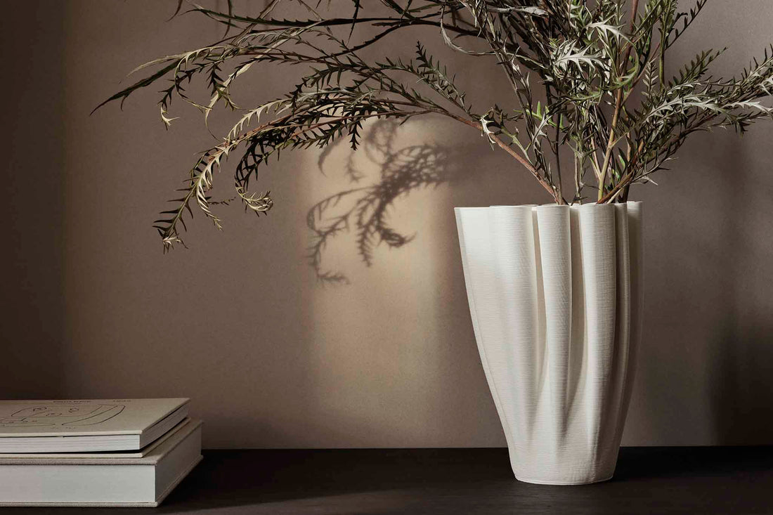 "ferm LIVING"の製品は毎日の生活がきっと楽しくなる物ばかり。それは壁紙だったり、キッチン用品、バス用品、リビング雑貨、またオフィス用品など沢山のコレクションがあり、オーガニックコットンや木材、磁気、金属など多くの拘った材質で、シンプルな材質から職人によって長く使える物へと変えて行きます。デザインはデンマークの伝統に基づいた美しい物。ロゴの鳥はデンマークの伝統を守って生きたいという思いが込められています。
