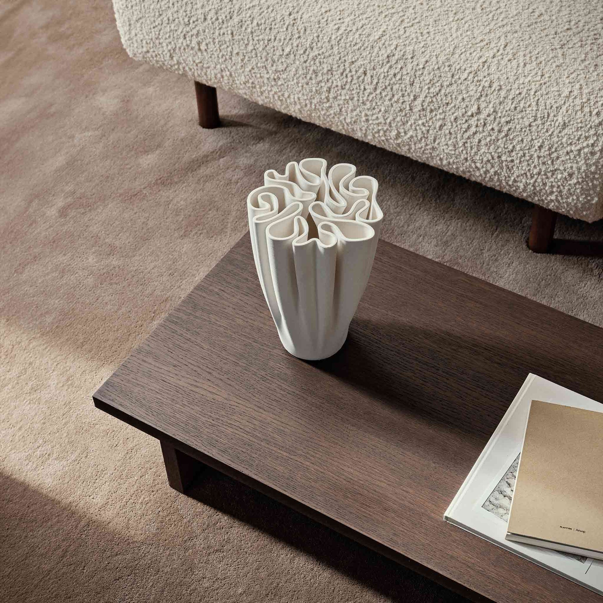 Ferm Living（ファームリビング）は、人生の対比を意識しながら、期待や夢の中で快適さと意味を追い求め、真の価値を感じられる空間を提供することを目指しています。デザインへの情熱と、環境や社会に配慮した責任ある選択を大切にし、誠実で心地よい製品や環境づくりに取り組んでいます。デンマーク・コペンハーゲンを拠点に、世界中の職人と協働し、スカンジナビアの思想と世界の技術・伝統を融合。柔らかなフォルムや豊かなテクスチャー、意外性のあるディテールを特徴とするコレクションは、洗練された美しさの中にも驚きと温かみをもたらします。素材選びから製造、配送まで持続可能性を意識し、より良い未来へ向けた選択を後押しします。家具、アクセサリー、照明を通じて、あなたらしく心地よい空間づくりをサポートします。