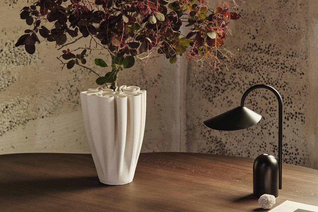 "ferm LIVING"の製品は毎日の生活がきっと楽しくなる物ばかり。それは壁紙だったり、キッチン用品、バス用品、リビング雑貨、またオフィス用品など沢山のコレクションがあり、オーガニックコットンや木材、磁気、金属など多くの拘った材質で、シンプルな材質から職人によって長く使える物へと変えて行きます。デザインはデンマークの伝統に基づいた美しい物。ロゴの鳥はデンマークの伝統を守って生きたいという思いが込められています。