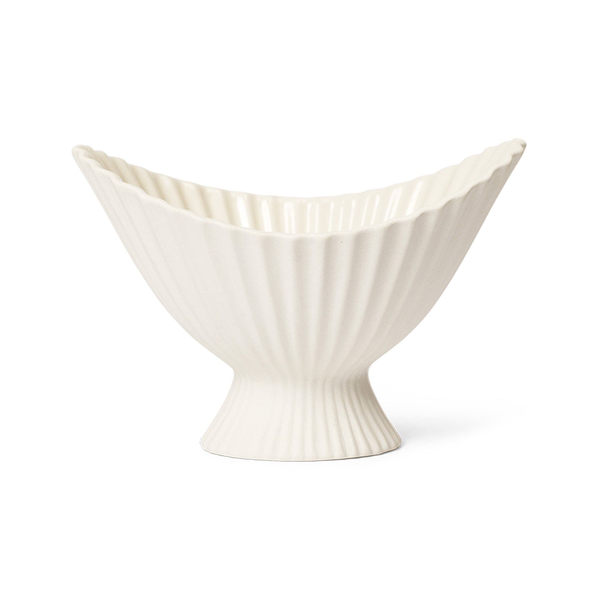 Ferm Living（ファームリビング）は、人生の対比を意識しながら、期待や夢の中で快適さと意味を追い求め、真の価値を感じられる空間を提供することを目指しています。デザインへの情熱と、環境や社会に配慮した責任ある選択を大切にし、誠実で心地よい製品や環境づくりに取り組んでいます。デンマーク・コペンハーゲンを拠点に、世界中の職人と協働し、スカンジナビアの思想と世界の技術・伝統を融合。柔らかなフォルムや豊かなテクスチャー、意外性のあるディテールを特徴とするコレクションは、洗練された美しさの中にも驚きと温かみをもたらします。素材選びから製造、配送まで持続可能性を意識し、より良い未来へ向けた選択を後押しします。家具、アクセサリー、照明を通じて、あなたらしく心地よい空間づくりをサポートします。