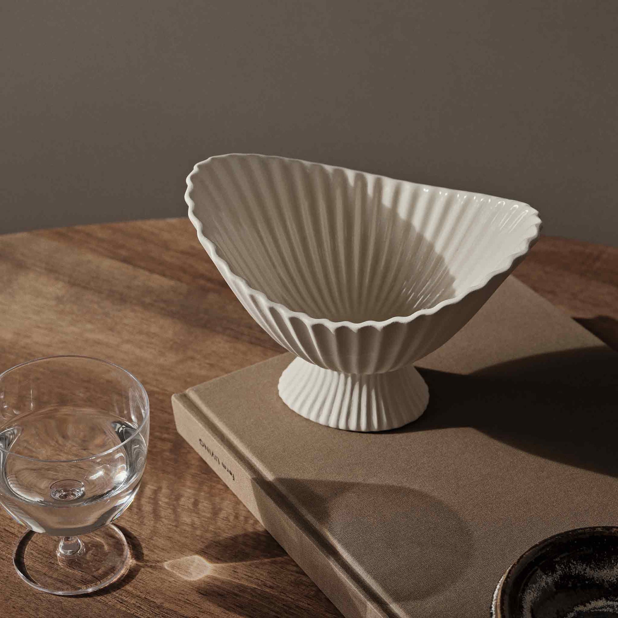 Ferm Living（ファームリビング）は、人生の対比を意識しながら、期待や夢の中で快適さと意味を追い求め、真の価値を感じられる空間を提供することを目指しています。デザインへの情熱と、環境や社会に配慮した責任ある選択を大切にし、誠実で心地よい製品や環境づくりに取り組んでいます。デンマーク・コペンハーゲンを拠点に、世界中の職人と協働し、スカンジナビアの思想と世界の技術・伝統を融合。柔らかなフォルムや豊かなテクスチャー、意外性のあるディテールを特徴とするコレクションは、洗練された美しさの中にも驚きと温かみをもたらします。素材選びから製造、配送まで持続可能性を意識し、より良い未来へ向けた選択を後押しします。家具、アクセサリー、照明を通じて、あなたらしく心地よい空間づくりをサポートします。