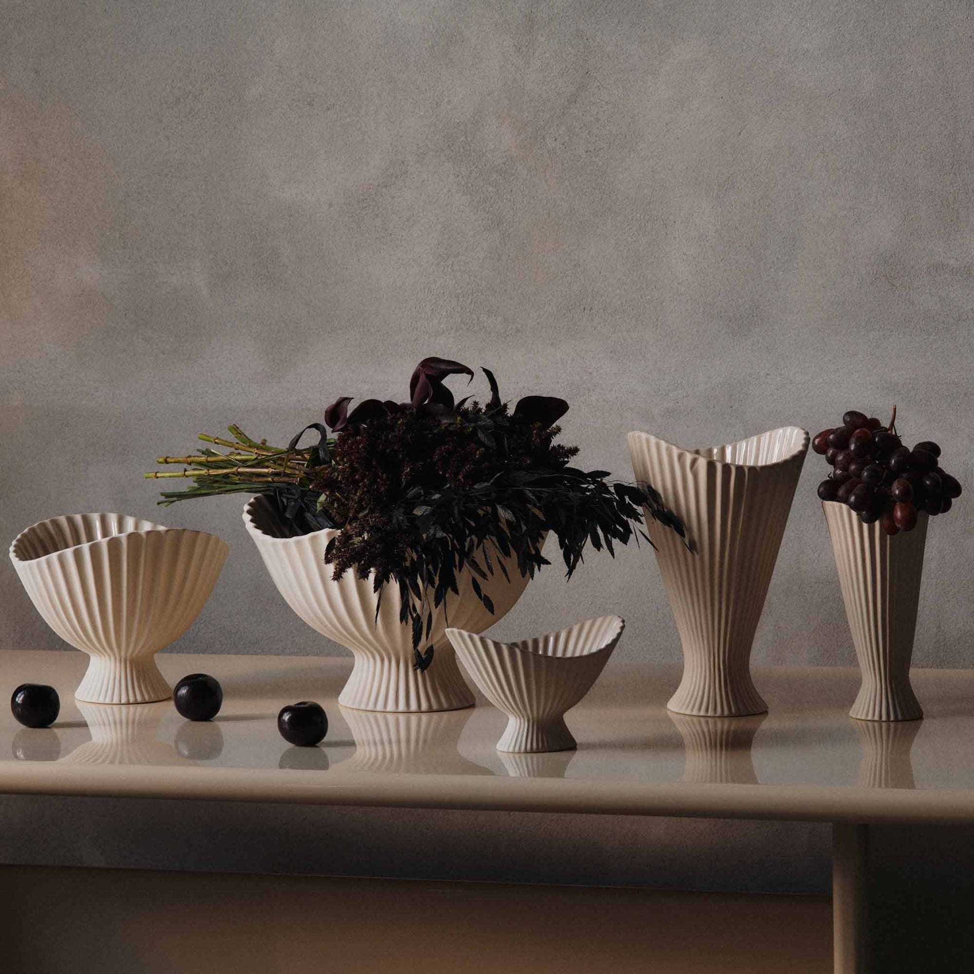 Ferm Living（ファームリビング）は、人生の対比を意識しながら、期待や夢の中で快適さと意味を追い求め、真の価値を感じられる空間を提供することを目指しています。デザインへの情熱と、環境や社会に配慮した責任ある選択を大切にし、誠実で心地よい製品や環境づくりに取り組んでいます。デンマーク・コペンハーゲンを拠点に、世界中の職人と協働し、スカンジナビアの思想と世界の技術・伝統を融合。柔らかなフォルムや豊かなテクスチャー、意外性のあるディテールを特徴とするコレクションは、洗練された美しさの中にも驚きと温かみをもたらします。素材選びから製造、配送まで持続可能性を意識し、より良い未来へ向けた選択を後押しします。家具、アクセサリー、照明を通じて、あなたらしく心地よい空間づくりをサポートします。