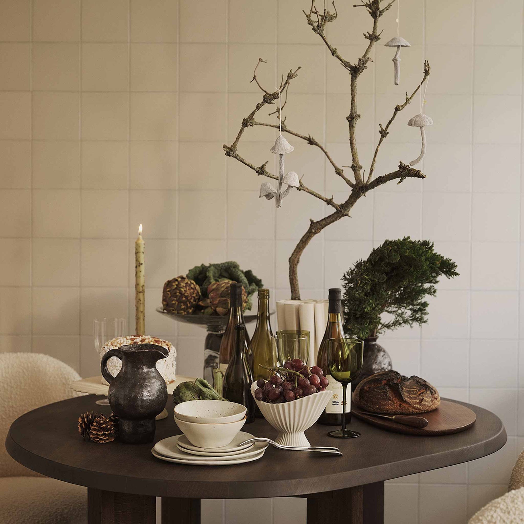 Ferm Living（ファームリビング）は、人生の対比を意識しながら、期待や夢の中で快適さと意味を追い求め、真の価値を感じられる空間を提供することを目指しています。デザインへの情熱と、環境や社会に配慮した責任ある選択を大切にし、誠実で心地よい製品や環境づくりに取り組んでいます。デンマーク・コペンハーゲンを拠点に、世界中の職人と協働し、スカンジナビアの思想と世界の技術・伝統を融合。柔らかなフォルムや豊かなテクスチャー、意外性のあるディテールを特徴とするコレクションは、洗練された美しさの中にも驚きと温かみをもたらします。素材選びから製造、配送まで持続可能性を意識し、より良い未来へ向けた選択を後押しします。家具、アクセサリー、照明を通じて、あなたらしく心地よい空間づくりをサポートします。