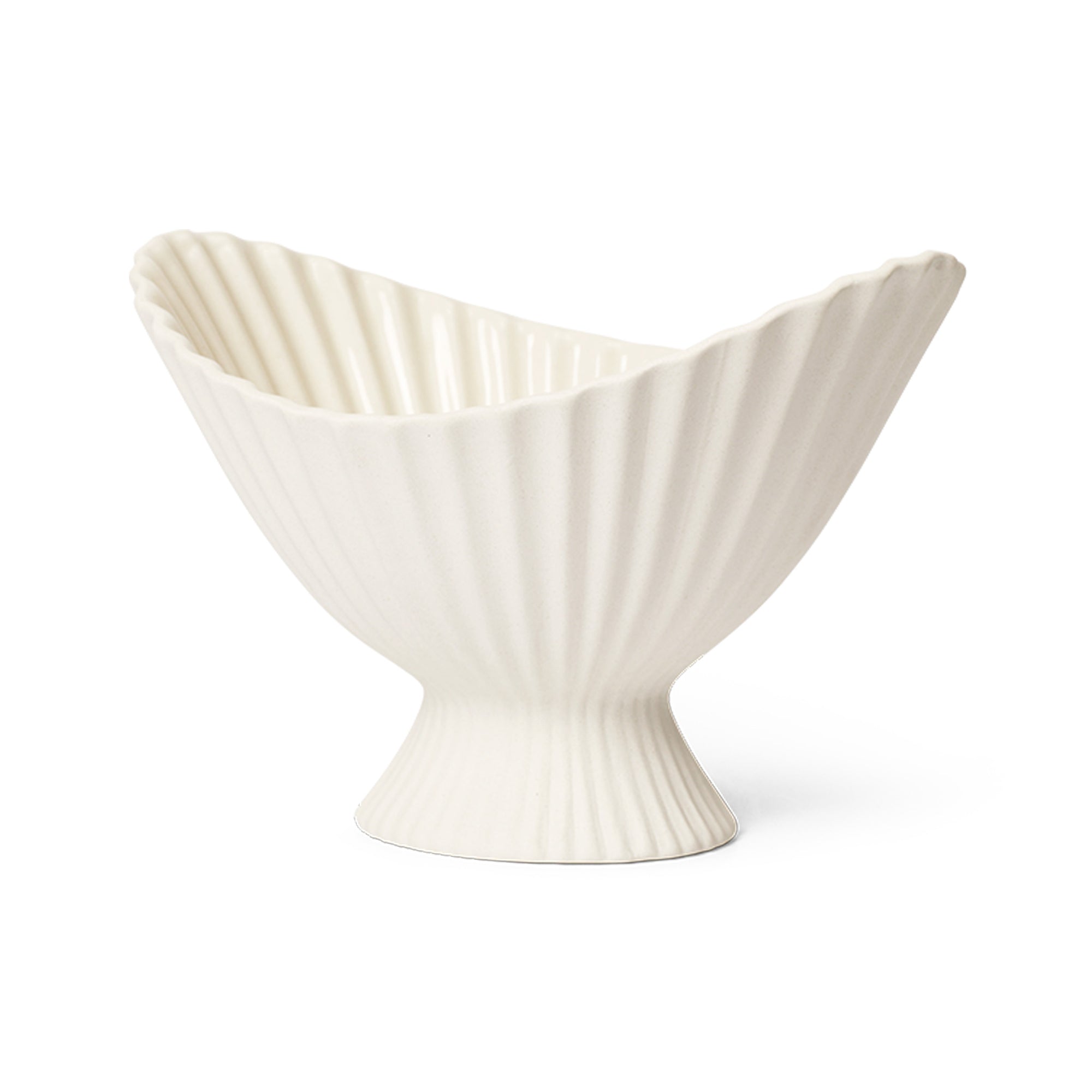 Ferm Living（ファームリビング）は、人生の対比を意識しながら、期待や夢の中で快適さと意味を追い求め、真の価値を感じられる空間を提供することを目指しています。デザインへの情熱と、環境や社会に配慮した責任ある選択を大切にし、誠実で心地よい製品や環境づくりに取り組んでいます。デンマーク・コペンハーゲンを拠点に、世界中の職人と協働し、スカンジナビアの思想と世界の技術・伝統を融合。柔らかなフォルムや豊かなテクスチャー、意外性のあるディテールを特徴とするコレクションは、洗練された美しさの中にも驚きと温かみをもたらします。素材選びから製造、配送まで持続可能性を意識し、より良い未来へ向けた選択を後押しします。家具、アクセサリー、照明を通じて、あなたらしく心地よい空間づくりをサポートします。