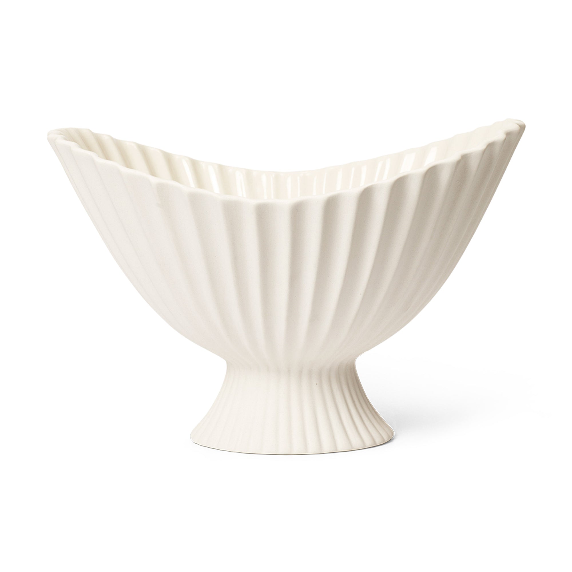 Ferm Living（ファームリビング）は、人生の対比を意識しながら、期待や夢の中で快適さと意味を追い求め、真の価値を感じられる空間を提供することを目指しています。デザインへの情熱と、環境や社会に配慮した責任ある選択を大切にし、誠実で心地よい製品や環境づくりに取り組んでいます。デンマーク・コペンハーゲンを拠点に、世界中の職人と協働し、スカンジナビアの思想と世界の技術・伝統を融合。柔らかなフォルムや豊かなテクスチャー、意外性のあるディテールを特徴とするコレクションは、洗練された美しさの中にも驚きと温かみをもたらします。素材選びから製造、配送まで持続可能性を意識し、より良い未来へ向けた選択を後押しします。家具、アクセサリー、照明を通じて、あなたらしく心地よい空間づくりをサポートします。