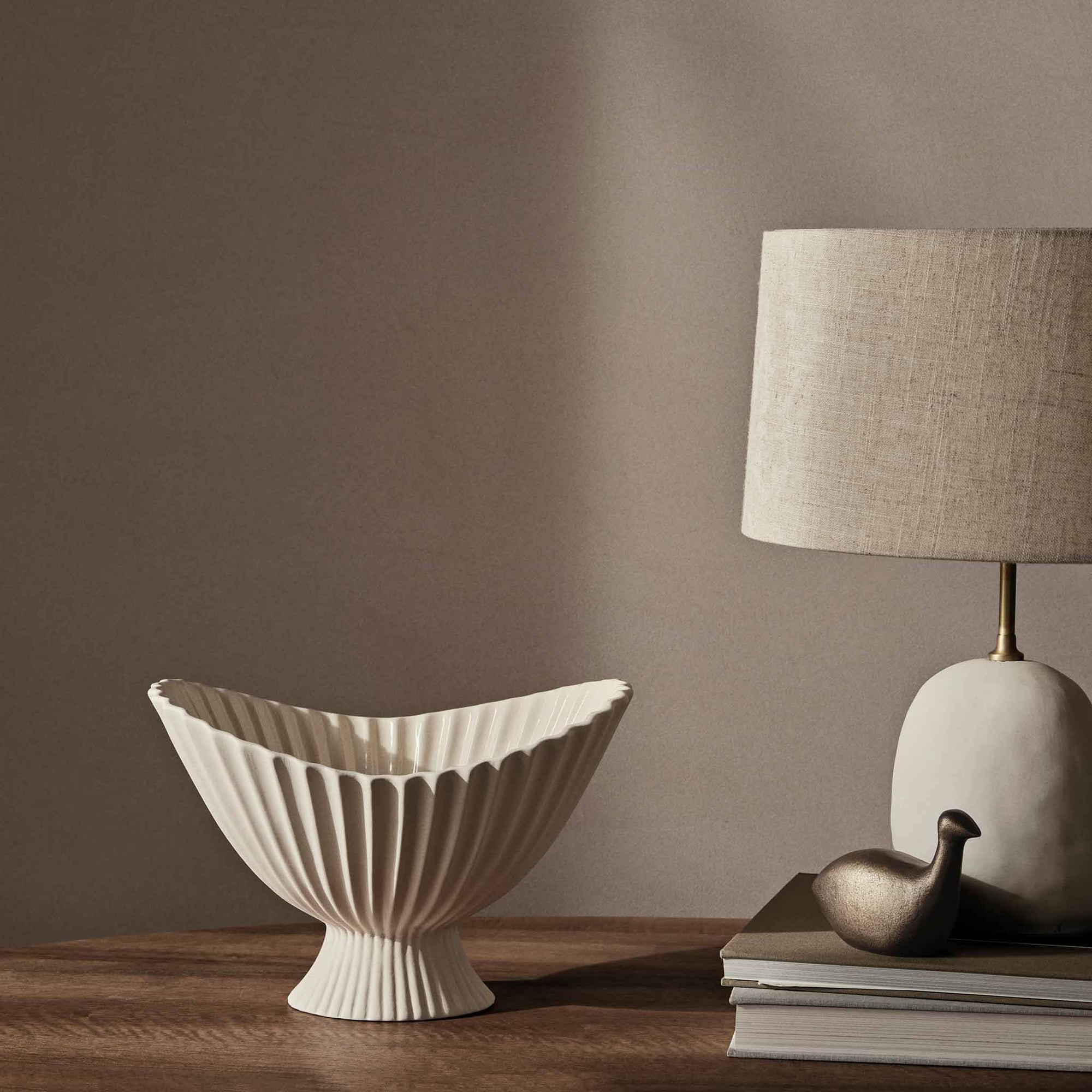 Ferm Living（ファームリビング）は、人生の対比を意識しながら、期待や夢の中で快適さと意味を追い求め、真の価値を感じられる空間を提供することを目指しています。デザインへの情熱と、環境や社会に配慮した責任ある選択を大切にし、誠実で心地よい製品や環境づくりに取り組んでいます。デンマーク・コペンハーゲンを拠点に、世界中の職人と協働し、スカンジナビアの思想と世界の技術・伝統を融合。柔らかなフォルムや豊かなテクスチャー、意外性のあるディテールを特徴とするコレクションは、洗練された美しさの中にも驚きと温かみをもたらします。素材選びから製造、配送まで持続可能性を意識し、より良い未来へ向けた選択を後押しします。家具、アクセサリー、照明を通じて、あなたらしく心地よい空間づくりをサポートします。