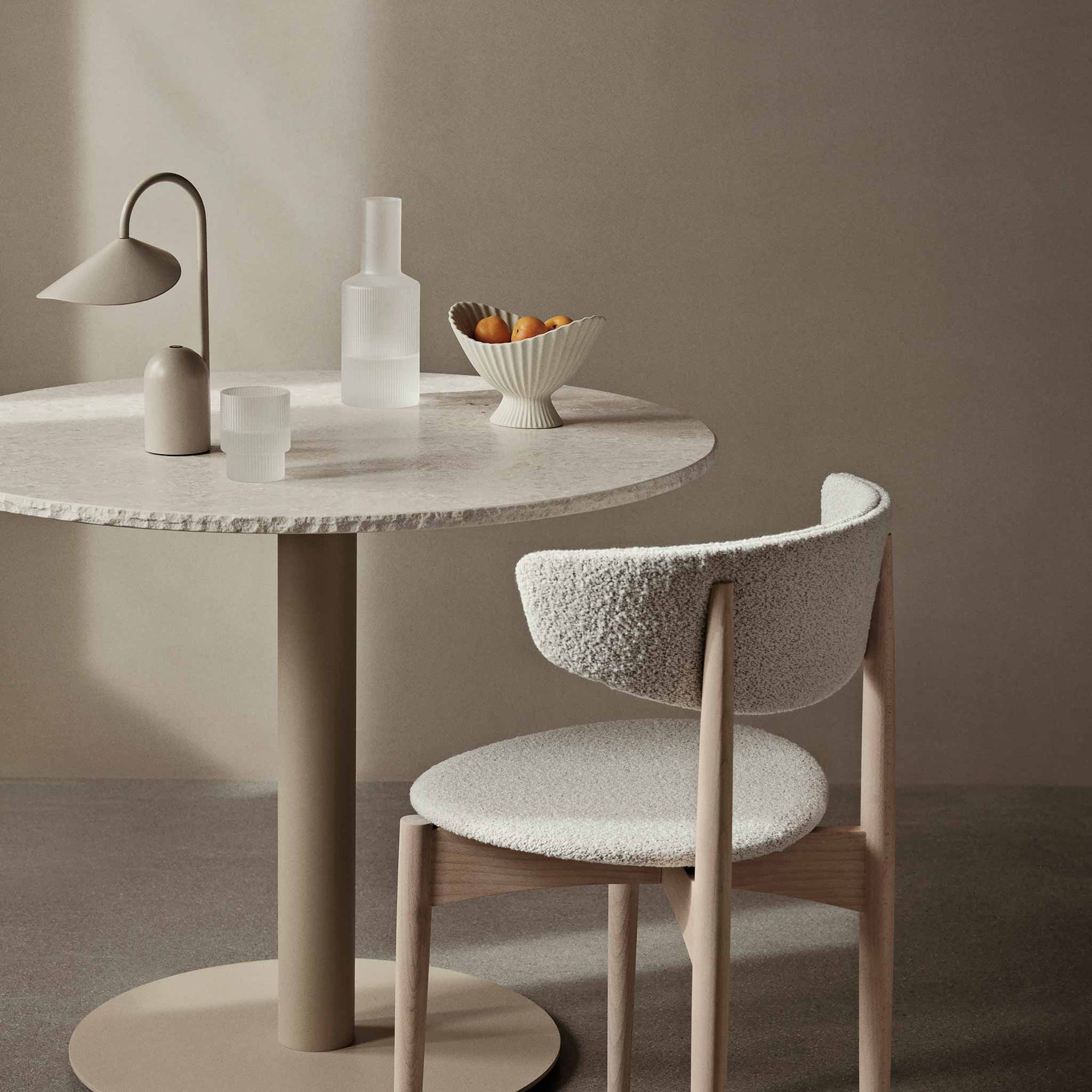 Ferm Living（ファームリビング）は、人生の対比を意識しながら、期待や夢の中で快適さと意味を追い求め、真の価値を感じられる空間を提供することを目指しています。デザインへの情熱と、環境や社会に配慮した責任ある選択を大切にし、誠実で心地よい製品や環境づくりに取り組んでいます。デンマーク・コペンハーゲンを拠点に、世界中の職人と協働し、スカンジナビアの思想と世界の技術・伝統を融合。柔らかなフォルムや豊かなテクスチャー、意外性のあるディテールを特徴とするコレクションは、洗練された美しさの中にも驚きと温かみをもたらします。素材選びから製造、配送まで持続可能性を意識し、より良い未来へ向けた選択を後押しします。家具、アクセサリー、照明を通じて、あなたらしく心地よい空間づくりをサポートします。