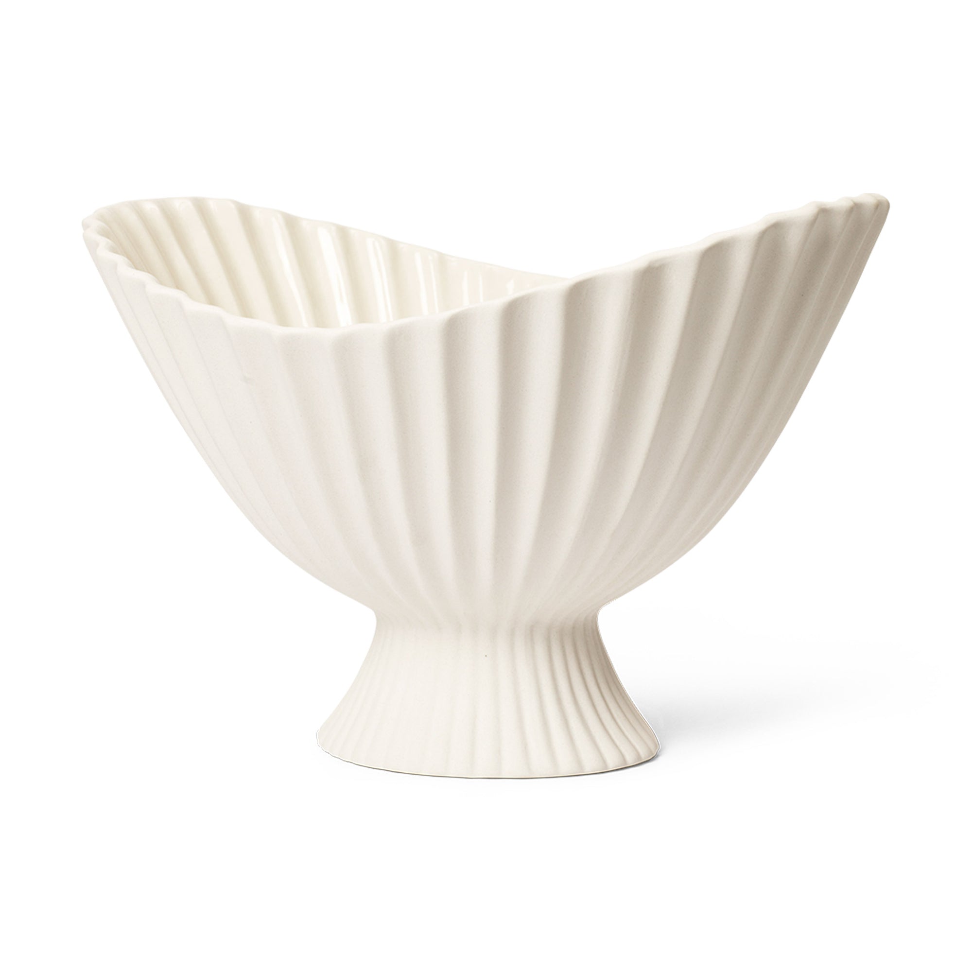 Ferm Living（ファームリビング）は、人生の対比を意識しながら、期待や夢の中で快適さと意味を追い求め、真の価値を感じられる空間を提供することを目指しています。デザインへの情熱と、環境や社会に配慮した責任ある選択を大切にし、誠実で心地よい製品や環境づくりに取り組んでいます。デンマーク・コペンハーゲンを拠点に、世界中の職人と協働し、スカンジナビアの思想と世界の技術・伝統を融合。柔らかなフォルムや豊かなテクスチャー、意外性のあるディテールを特徴とするコレクションは、洗練された美しさの中にも驚きと温かみをもたらします。素材選びから製造、配送まで持続可能性を意識し、より良い未来へ向けた選択を後押しします。家具、アクセサリー、照明を通じて、あなたらしく心地よい空間づくりをサポートします。