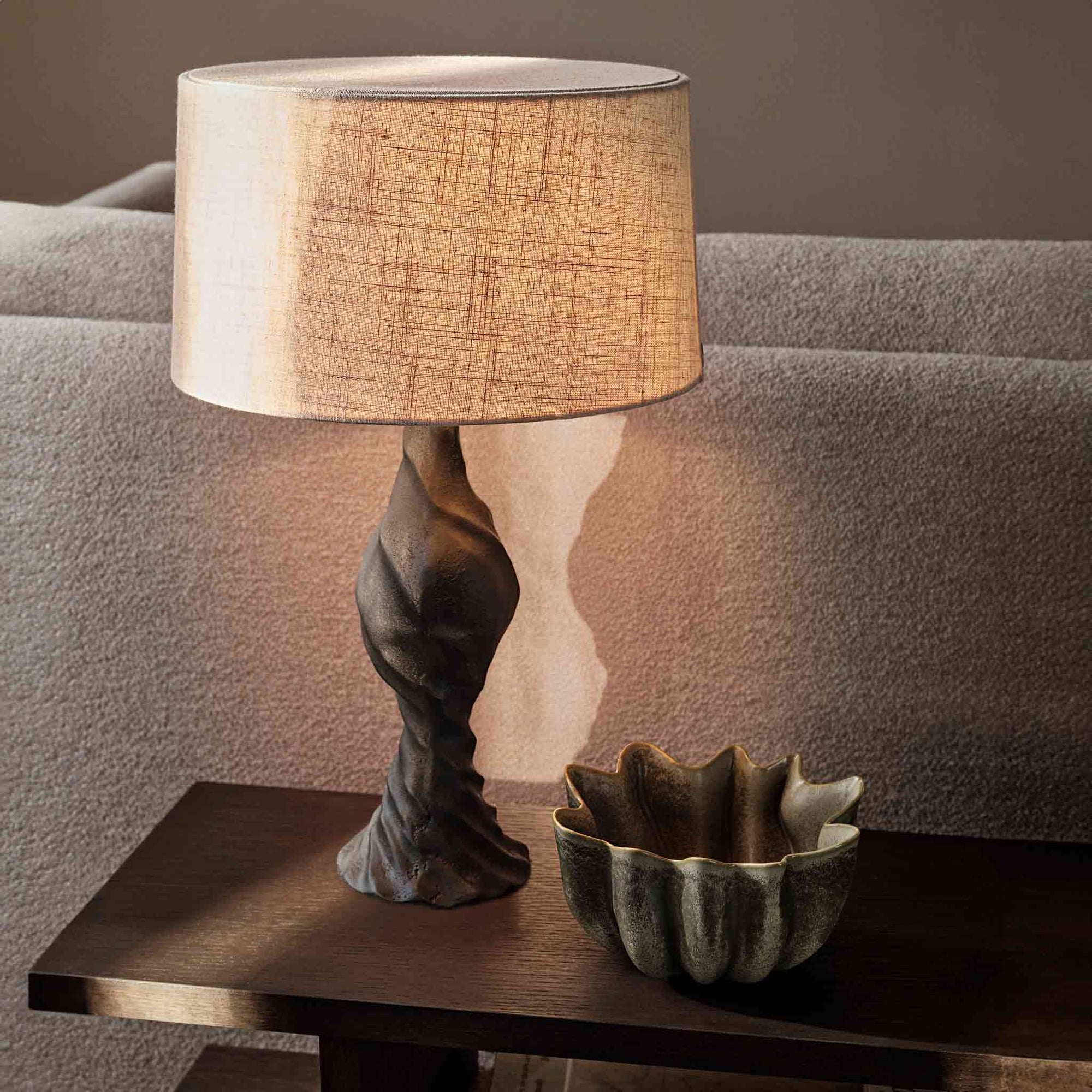 Ferm Living（ファームリビング）は、人生の対比を意識しながら、期待や夢の中で快適さと意味を追い求め、真の価値を感じられる空間を提供することを目指しています。デザインへの情熱と、環境や社会に配慮した責任ある選択を大切にし、誠実で心地よい製品や環境づくりに取り組んでいます。デンマーク・コペンハーゲンを拠点に、世界中の職人と協働し、スカンジナビアの思想と世界の技術・伝統を融合。柔らかなフォルムや豊かなテクスチャー、意外性のあるディテールを特徴とするコレクションは、洗練された美しさの中にも驚きと温かみをもたらします。素材選びから製造、配送まで持続可能性を意識し、より良い未来へ向けた選択を後押しします。家具、アクセサリー、照明を通じて、あなたらしく心地よい空間づくりをサポートします。