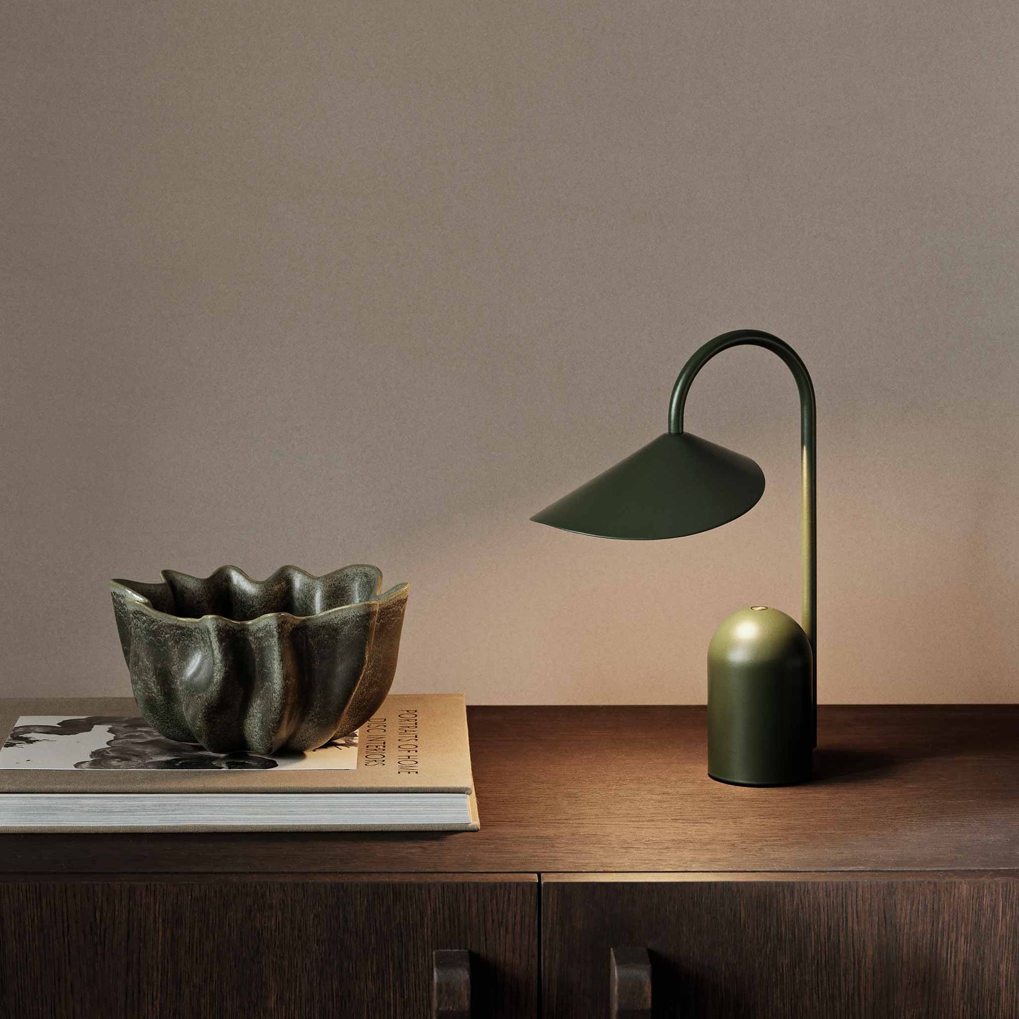 Ferm Living（ファームリビング）は、人生の対比を意識しながら、期待や夢の中で快適さと意味を追い求め、真の価値を感じられる空間を提供することを目指しています。デザインへの情熱と、環境や社会に配慮した責任ある選択を大切にし、誠実で心地よい製品や環境づくりに取り組んでいます。デンマーク・コペンハーゲンを拠点に、世界中の職人と協働し、スカンジナビアの思想と世界の技術・伝統を融合。柔らかなフォルムや豊かなテクスチャー、意外性のあるディテールを特徴とするコレクションは、洗練された美しさの中にも驚きと温かみをもたらします。素材選びから製造、配送まで持続可能性を意識し、より良い未来へ向けた選択を後押しします。家具、アクセサリー、照明を通じて、あなたらしく心地よい空間づくりをサポートします。