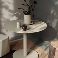 Ferm Living（ファームリビング）は、人生の対比を意識しながら、期待や夢の中で快適さと意味を追い求め、真の価値を感じられる空間を提供することを目指しています。デザインへの情熱と、環境や社会に配慮した責任ある選択を大切にし、誠実で心地よい製品や環境づくりに取り組んでいます。デンマーク・コペンハーゲンを拠点に、世界中の職人と協働し、スカンジナビアの思想と世界の技術・伝統を融合。柔らかなフォルムや豊かなテクスチャー、意外性のあるディテールを特徴とするコレクションは、洗練された美しさの中にも驚きと温かみをもたらします。素材選びから製造、配送まで持続可能性を意識し、より良い未来へ向けた選択を後押しします。家具、アクセサリー、照明を通じて、あなたらしく心地よい空間づくりをサポートします。