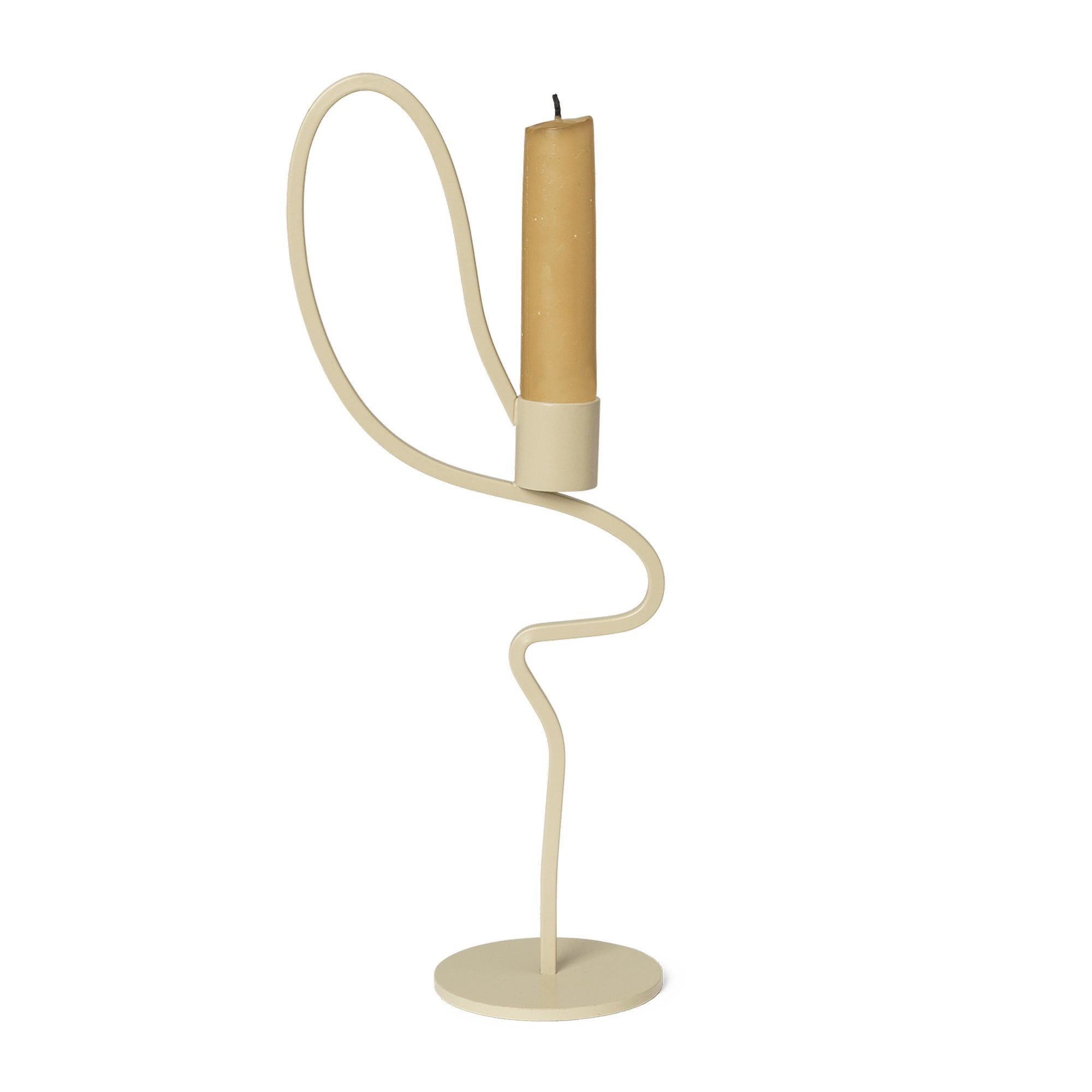 Ferm Living（ファームリビング）は、人生の対比を意識しながら、期待や夢の中で快適さと意味を追い求め、真の価値を感じられる空間を提供することを目指しています。デザインへの情熱と、環境や社会に配慮した責任ある選択を大切にし、誠実で心地よい製品や環境づくりに取り組んでいます。デンマーク・コペンハーゲンを拠点に、世界中の職人と協働し、スカンジナビアの思想と世界の技術・伝統を融合。柔らかなフォルムや豊かなテクスチャー、意外性のあるディテールを特徴とするコレクションは、洗練された美しさの中にも驚きと温かみをもたらします。素材選びから製造、配送まで持続可能性を意識し、より良い未来へ向けた選択を後押しします。家具、アクセサリー、照明を通じて、あなたらしく心地よい空間づくりをサポートします。