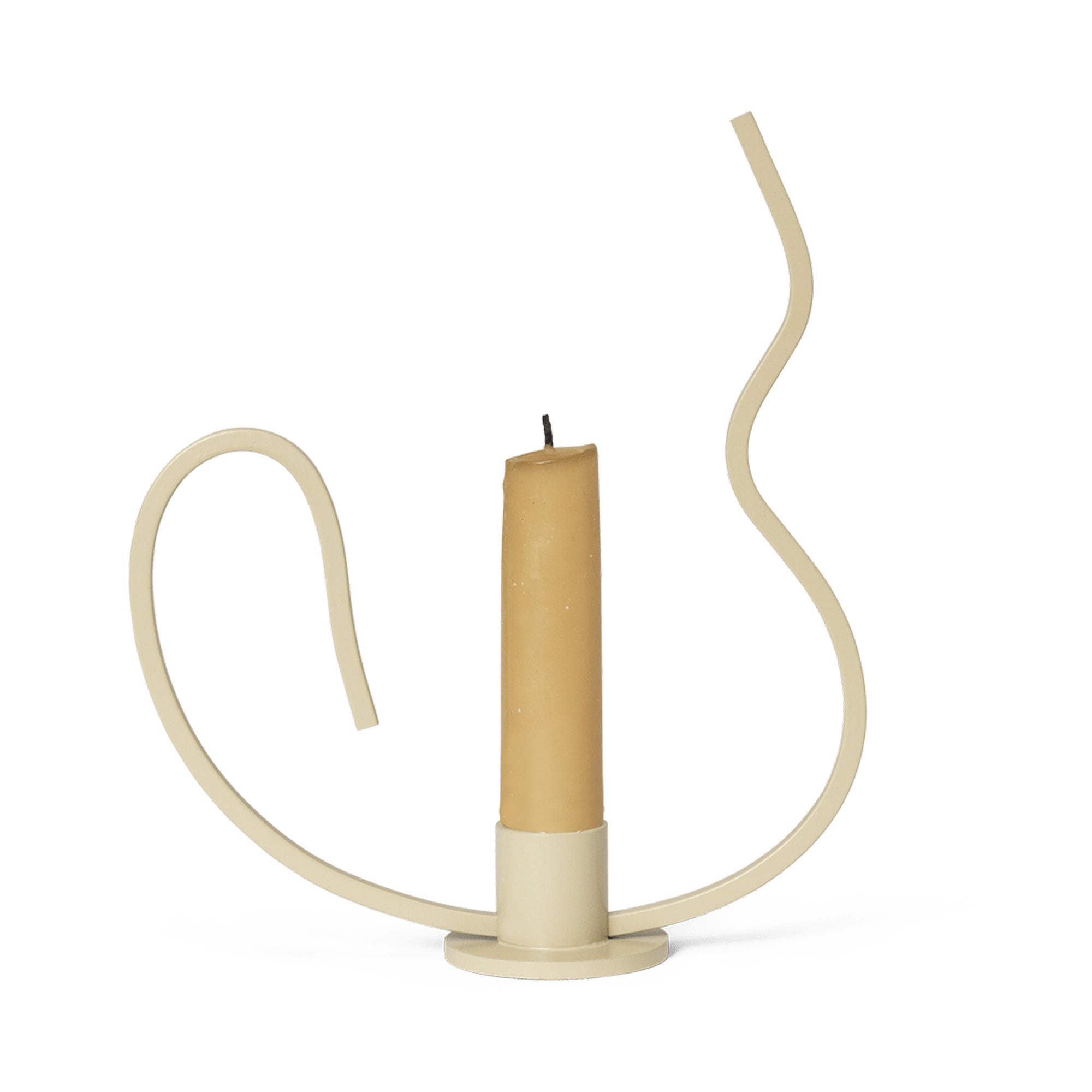 Ferm Living（ファームリビング）は、人生の対比を意識しながら、期待や夢の中で快適さと意味を追い求め、真の価値を感じられる空間を提供することを目指しています。デザインへの情熱と、環境や社会に配慮した責任ある選択を大切にし、誠実で心地よい製品や環境づくりに取り組んでいます。デンマーク・コペンハーゲンを拠点に、世界中の職人と協働し、スカンジナビアの思想と世界の技術・伝統を融合。柔らかなフォルムや豊かなテクスチャー、意外性のあるディテールを特徴とするコレクションは、洗練された美しさの中にも驚きと温かみをもたらします。素材選びから製造、配送まで持続可能性を意識し、より良い未来へ向けた選択を後押しします。家具、アクセサリー、照明を通じて、あなたらしく心地よい空間づくりをサポートします。