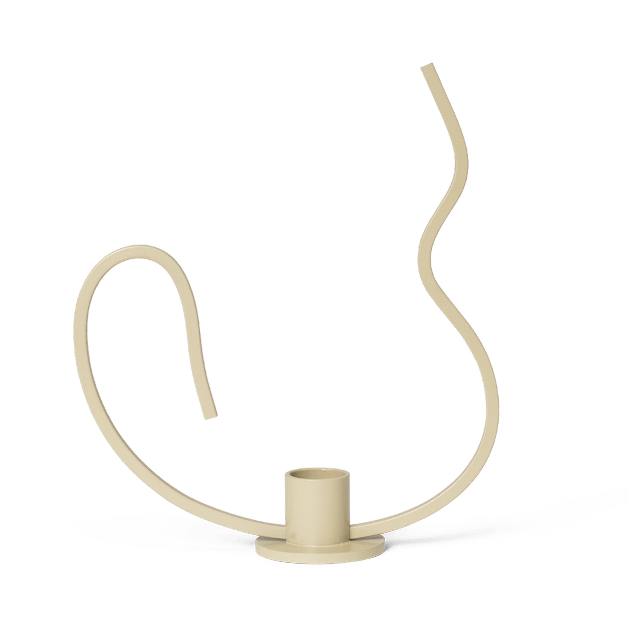 Ferm Living（ファームリビング）は、人生の対比を意識しながら、期待や夢の中で快適さと意味を追い求め、真の価値を感じられる空間を提供することを目指しています。デザインへの情熱と、環境や社会に配慮した責任ある選択を大切にし、誠実で心地よい製品や環境づくりに取り組んでいます。デンマーク・コペンハーゲンを拠点に、世界中の職人と協働し、スカンジナビアの思想と世界の技術・伝統を融合。柔らかなフォルムや豊かなテクスチャー、意外性のあるディテールを特徴とするコレクションは、洗練された美しさの中にも驚きと温かみをもたらします。素材選びから製造、配送まで持続可能性を意識し、より良い未来へ向けた選択を後押しします。家具、アクセサリー、照明を通じて、あなたらしく心地よい空間づくりをサポートします。