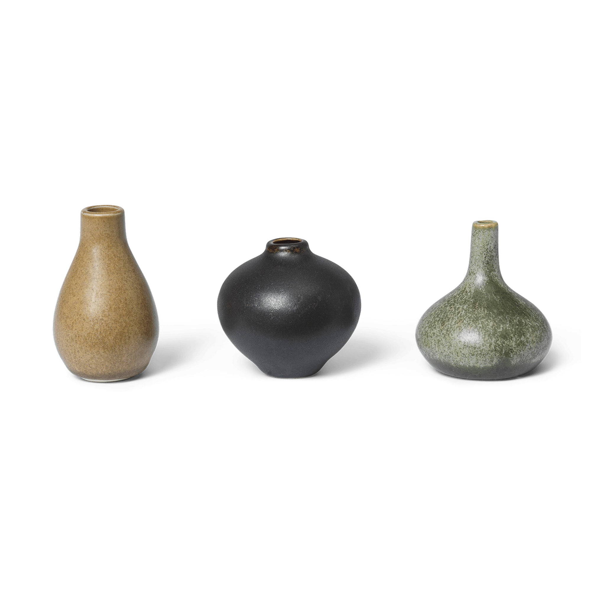 Ferm Living（ファームリビング）は、人生の対比を意識しながら、期待や夢の中で快適さと意味を追い求め、真の価値を感じられる空間を提供することを目指しています。デザインへの情熱と、環境や社会に配慮した責任ある選択を大切にし、誠実で心地よい製品や環境づくりに取り組んでいます。デンマーク・コペンハーゲンを拠点に、世界中の職人と協働し、スカンジナビアの思想と世界の技術・伝統を融合。柔らかなフォルムや豊かなテクスチャー、意外性のあるディテールを特徴とするコレクションは、洗練された美しさの中にも驚きと温かみをもたらします。素材選びから製造、配送まで持続可能性を意識し、より良い未来へ向けた選択を後押しします。家具、アクセサリー、照明を通じて、あなたらしく心地よい空間づくりをサポートします。
