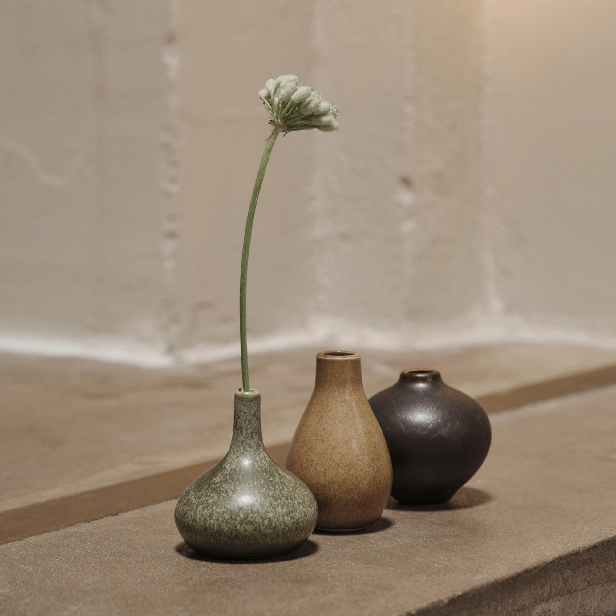 Ferm Living（ファームリビング）は、人生の対比を意識しながら、期待や夢の中で快適さと意味を追い求め、真の価値を感じられる空間を提供することを目指しています。デザインへの情熱と、環境や社会に配慮した責任ある選択を大切にし、誠実で心地よい製品や環境づくりに取り組んでいます。デンマーク・コペンハーゲンを拠点に、世界中の職人と協働し、スカンジナビアの思想と世界の技術・伝統を融合。柔らかなフォルムや豊かなテクスチャー、意外性のあるディテールを特徴とするコレクションは、洗練された美しさの中にも驚きと温かみをもたらします。素材選びから製造、配送まで持続可能性を意識し、より良い未来へ向けた選択を後押しします。家具、アクセサリー、照明を通じて、あなたらしく心地よい空間づくりをサポートします。