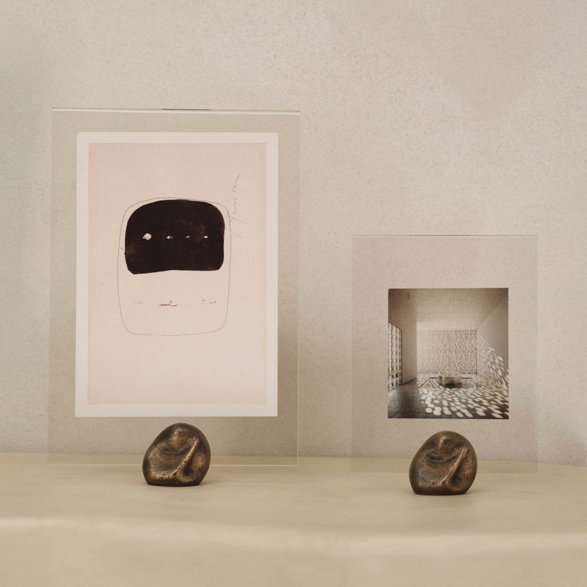 Ferm Living（ファームリビング）は、人生の対比を意識しながら、期待や夢の中で快適さと意味を追い求め、真の価値を感じられる空間を提供することを目指しています。デザインへの情熱と、環境や社会に配慮した責任ある選択を大切にし、誠実で心地よい製品や環境づくりに取り組んでいます。デンマーク・コペンハーゲンを拠点に、世界中の職人と協働し、スカンジナビアの思想と世界の技術・伝統を融合。柔らかなフォルムや豊かなテクスチャー、意外性のあるディテールを特徴とするコレクションは、洗練された美しさの中にも驚きと温かみをもたらします。素材選びから製造、配送まで持続可能性を意識し、より良い未来へ向けた選択を後押しします。家具、アクセサリー、照明を通じて、あなたらしく心地よい空間づくりをサポートします。