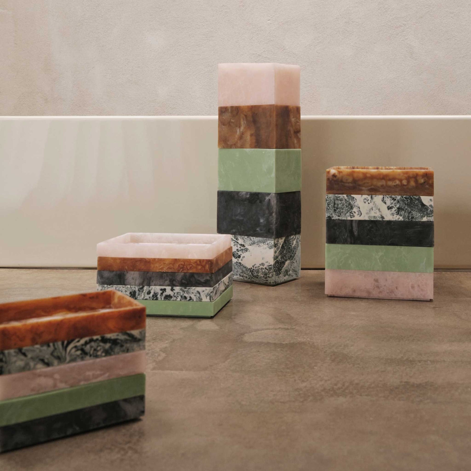 Ferm Living（ファームリビング）は、人生の対比を意識しながら、期待や夢の中で快適さと意味を追い求め、真の価値を感じられる空間を提供することを目指しています。デザインへの情熱と、環境や社会に配慮した責任ある選択を大切にし、誠実で心地よい製品や環境づくりに取り組んでいます。デンマーク・コペンハーゲンを拠点に、世界中の職人と協働し、スカンジナビアの思想と世界の技術・伝統を融合。柔らかなフォルムや豊かなテクスチャー、意外性のあるディテールを特徴とするコレクションは、洗練された美しさの中にも驚きと温かみをもたらします。素材選びから製造、配送まで持続可能性を意識し、より良い未来へ向けた選択を後押しします。家具、アクセサリー、照明を通じて、あなたらしく心地よい空間づくりをサポートします。