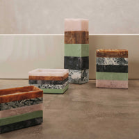 Ferm Living（ファームリビング）は、人生の対比を意識しながら、期待や夢の中で快適さと意味を追い求め、真の価値を感じられる空間を提供することを目指しています。デザインへの情熱と、環境や社会に配慮した責任ある選択を大切にし、誠実で心地よい製品や環境づくりに取り組んでいます。デンマーク・コペンハーゲンを拠点に、世界中の職人と協働し、スカンジナビアの思想と世界の技術・伝統を融合。柔らかなフォルムや豊かなテクスチャー、意外性のあるディテールを特徴とするコレクションは、洗練された美しさの中にも驚きと温かみをもたらします。素材選びから製造、配送まで持続可能性を意識し、より良い未来へ向けた選択を後押しします。家具、アクセサリー、照明を通じて、あなたらしく心地よい空間づくりをサポートします。