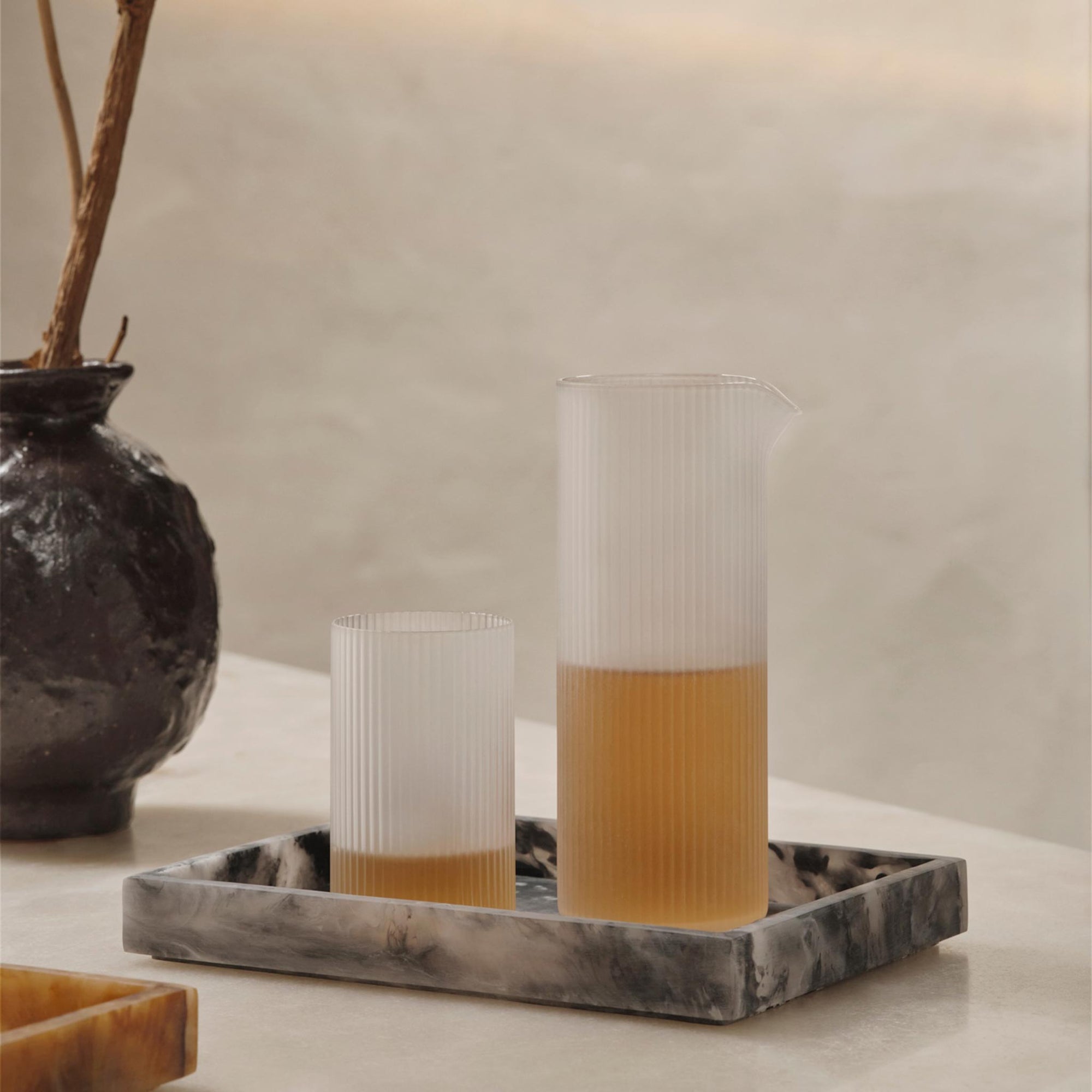 Ferm Living（ファームリビング）は、人生の対比を意識しながら、期待や夢の中で快適さと意味を追い求め、真の価値を感じられる空間を提供することを目指しています。デザインへの情熱と、環境や社会に配慮した責任ある選択を大切にし、誠実で心地よい製品や環境づくりに取り組んでいます。デンマーク・コペンハーゲンを拠点に、世界中の職人と協働し、スカンジナビアの思想と世界の技術・伝統を融合。柔らかなフォルムや豊かなテクスチャー、意外性のあるディテールを特徴とするコレクションは、洗練された美しさの中にも驚きと温かみをもたらします。素材選びから製造、配送まで持続可能性を意識し、より良い未来へ向けた選択を後押しします。家具、アクセサリー、照明を通じて、あなたらしく心地よい空間づくりをサポートします。