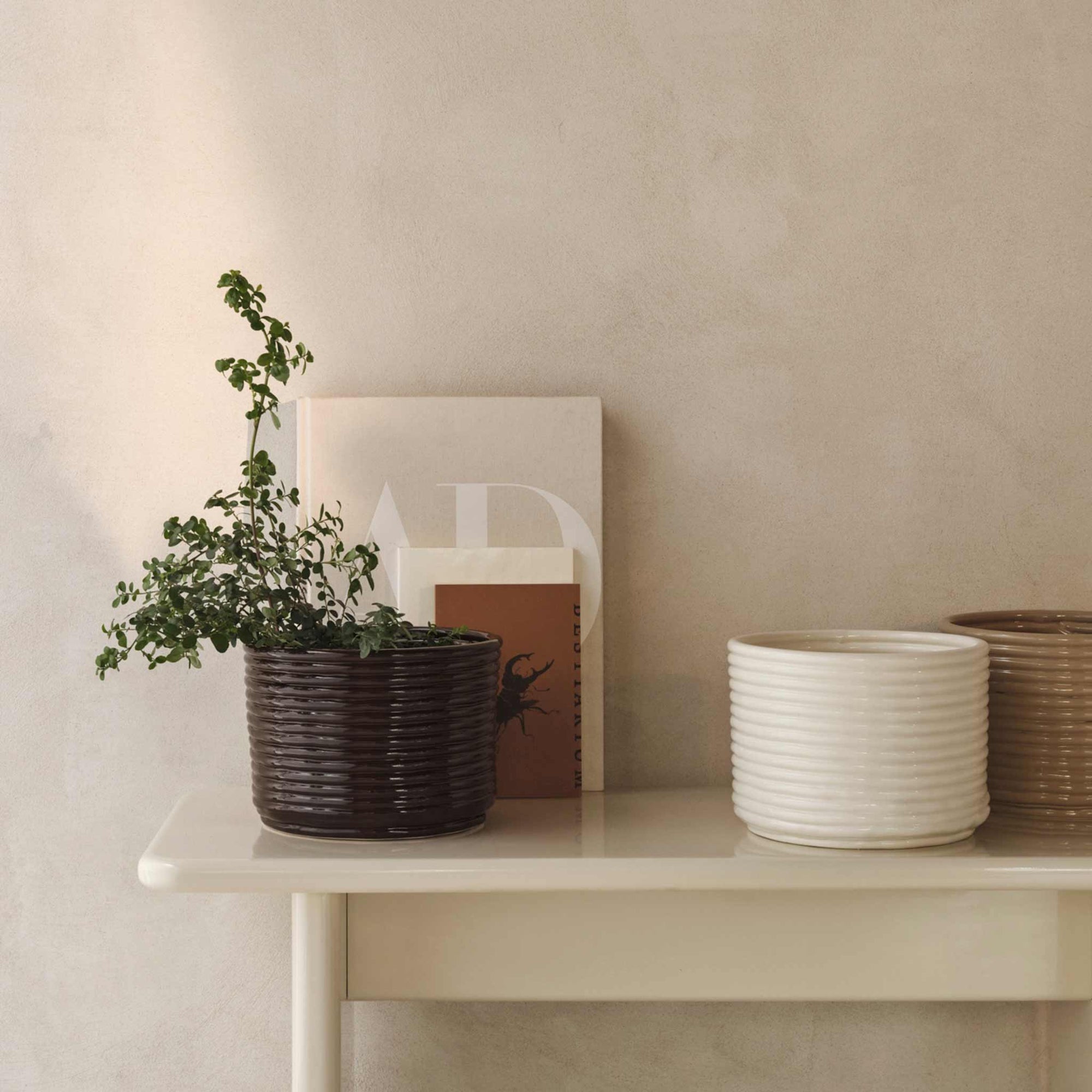 Ferm Living（ファームリビング）は、人生の対比を意識しながら、期待や夢の中で快適さと意味を追い求め、真の価値を感じられる空間を提供することを目指しています。デザインへの情熱と、環境や社会に配慮した責任ある選択を大切にし、誠実で心地よい製品や環境づくりに取り組んでいます。デンマーク・コペンハーゲンを拠点に、世界中の職人と協働し、スカンジナビアの思想と世界の技術・伝統を融合。柔らかなフォルムや豊かなテクスチャー、意外性のあるディテールを特徴とするコレクションは、洗練された美しさの中にも驚きと温かみをもたらします。素材選びから製造、配送まで持続可能性を意識し、より良い未来へ向けた選択を後押しします。家具、アクセサリー、照明を通じて、あなたらしく心地よい空間づくりをサポートします。