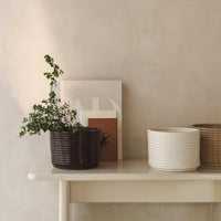 Ferm Living（ファームリビング）は、人生の対比を意識しながら、期待や夢の中で快適さと意味を追い求め、真の価値を感じられる空間を提供することを目指しています。デザインへの情熱と、環境や社会に配慮した責任ある選択を大切にし、誠実で心地よい製品や環境づくりに取り組んでいます。デンマーク・コペンハーゲンを拠点に、世界中の職人と協働し、スカンジナビアの思想と世界の技術・伝統を融合。柔らかなフォルムや豊かなテクスチャー、意外性のあるディテールを特徴とするコレクションは、洗練された美しさの中にも驚きと温かみをもたらします。素材選びから製造、配送まで持続可能性を意識し、より良い未来へ向けた選択を後押しします。家具、アクセサリー、照明を通じて、あなたらしく心地よい空間づくりをサポートします。