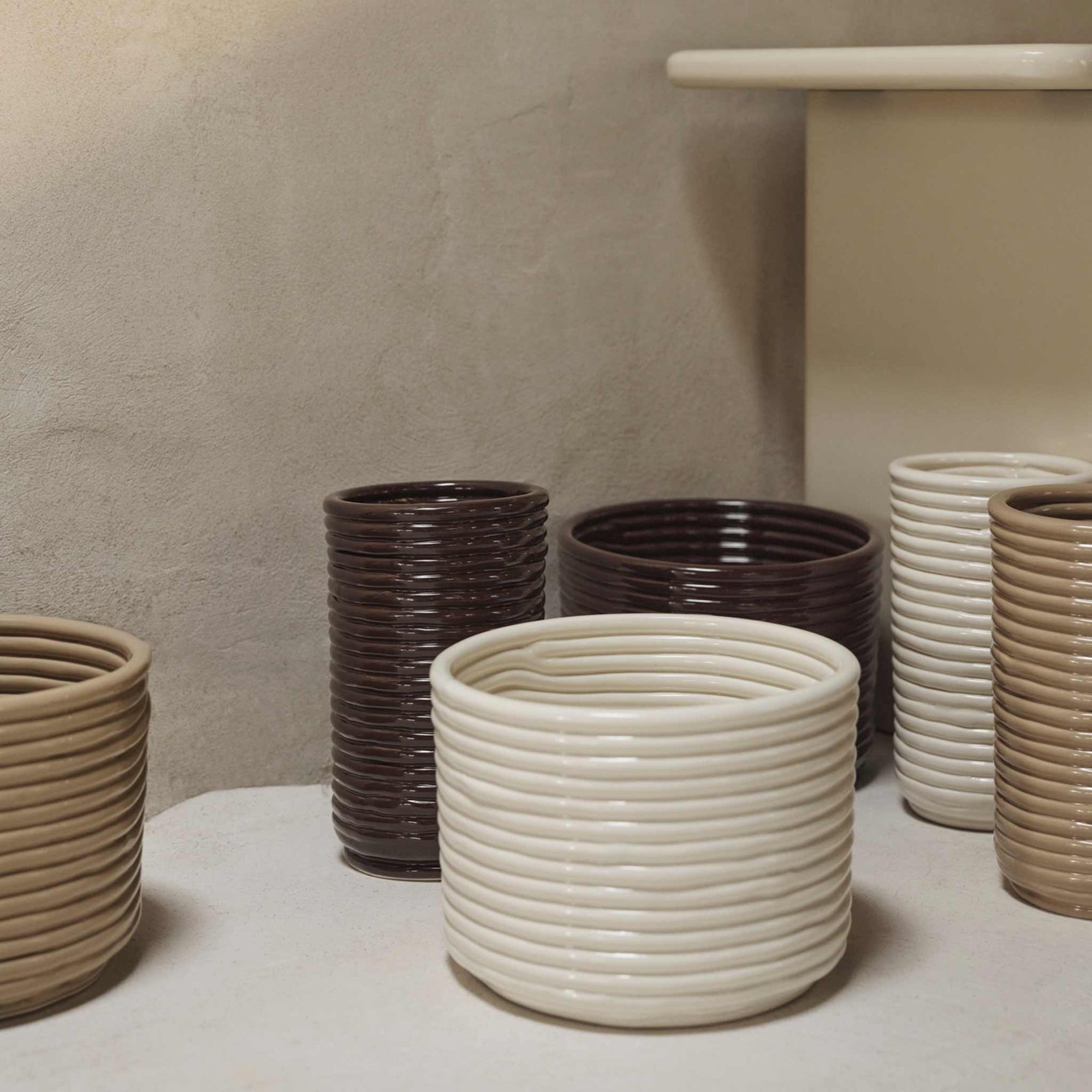 Ferm Living（ファームリビング）は、人生の対比を意識しながら、期待や夢の中で快適さと意味を追い求め、真の価値を感じられる空間を提供することを目指しています。デザインへの情熱と、環境や社会に配慮した責任ある選択を大切にし、誠実で心地よい製品や環境づくりに取り組んでいます。デンマーク・コペンハーゲンを拠点に、世界中の職人と協働し、スカンジナビアの思想と世界の技術・伝統を融合。柔らかなフォルムや豊かなテクスチャー、意外性のあるディテールを特徴とするコレクションは、洗練された美しさの中にも驚きと温かみをもたらします。素材選びから製造、配送まで持続可能性を意識し、より良い未来へ向けた選択を後押しします。家具、アクセサリー、照明を通じて、あなたらしく心地よい空間づくりをサポートします。