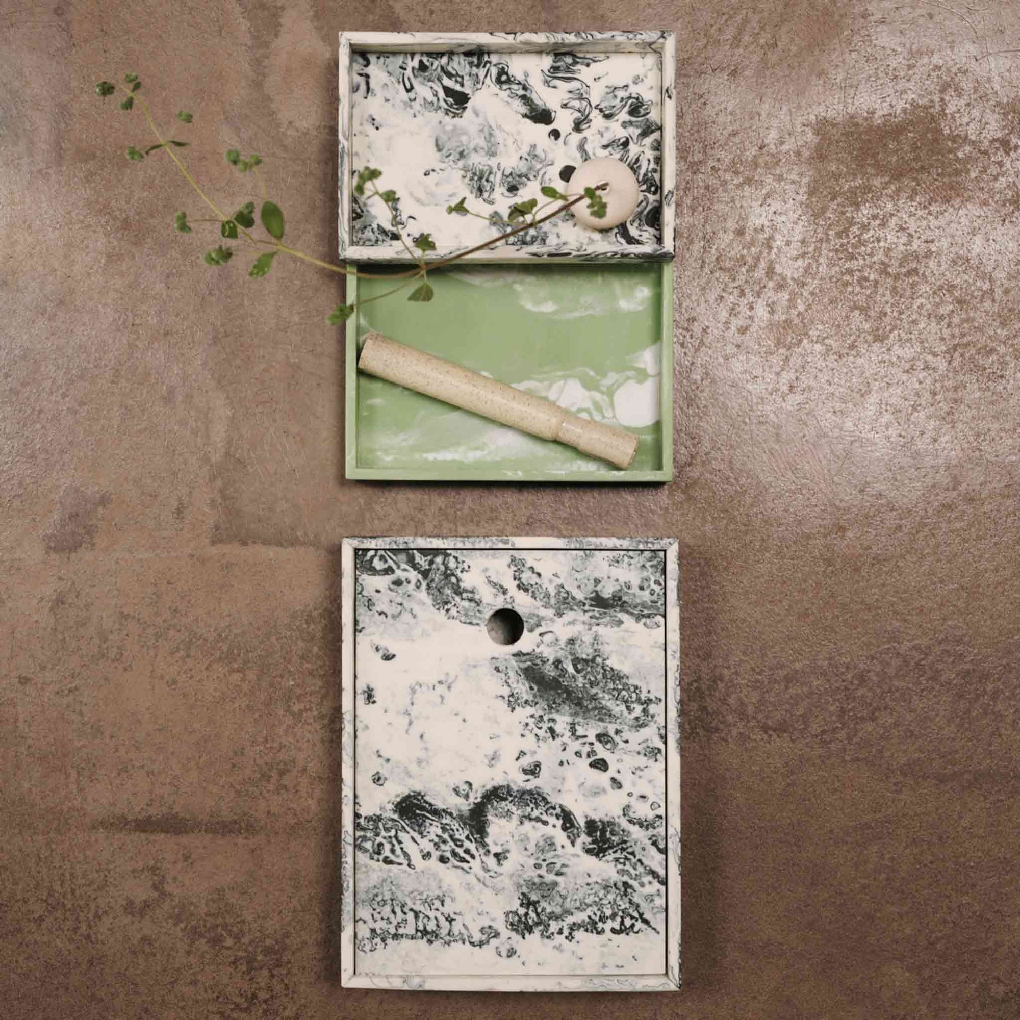 Ferm Living（ファームリビング）は、人生の対比を意識しながら、期待や夢の中で快適さと意味を追い求め、真の価値を感じられる空間を提供することを目指しています。デザインへの情熱と、環境や社会に配慮した責任ある選択を大切にし、誠実で心地よい製品や環境づくりに取り組んでいます。デンマーク・コペンハーゲンを拠点に、世界中の職人と協働し、スカンジナビアの思想と世界の技術・伝統を融合。柔らかなフォルムや豊かなテクスチャー、意外性のあるディテールを特徴とするコレクションは、洗練された美しさの中にも驚きと温かみをもたらします。素材選びから製造、配送まで持続可能性を意識し、より良い未来へ向けた選択を後押しします。家具、アクセサリー、照明を通じて、あなたらしく心地よい空間づくりをサポートします。