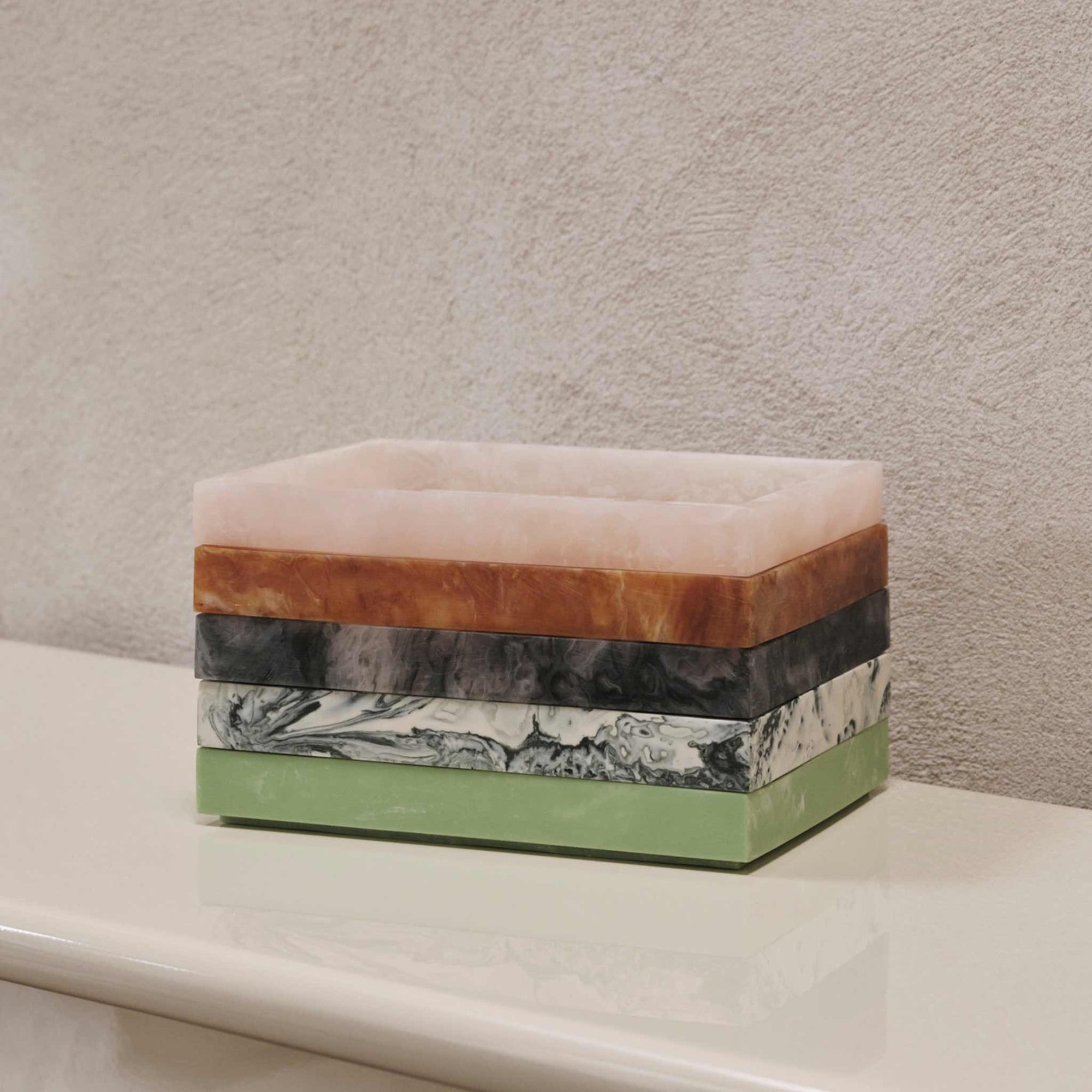Ferm Living（ファームリビング）は、人生の対比を意識しながら、期待や夢の中で快適さと意味を追い求め、真の価値を感じられる空間を提供することを目指しています。デザインへの情熱と、環境や社会に配慮した責任ある選択を大切にし、誠実で心地よい製品や環境づくりに取り組んでいます。デンマーク・コペンハーゲンを拠点に、世界中の職人と協働し、スカンジナビアの思想と世界の技術・伝統を融合。柔らかなフォルムや豊かなテクスチャー、意外性のあるディテールを特徴とするコレクションは、洗練された美しさの中にも驚きと温かみをもたらします。素材選びから製造、配送まで持続可能性を意識し、より良い未来へ向けた選択を後押しします。家具、アクセサリー、照明を通じて、あなたらしく心地よい空間づくりをサポートします。