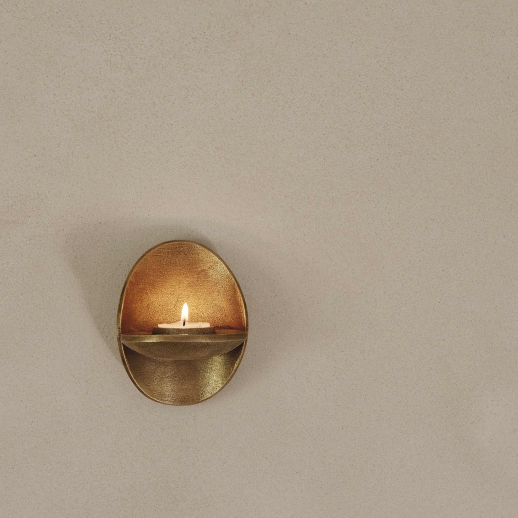 Ferm Living（ファームリビング）は、人生の対比を意識しながら、期待や夢の中で快適さと意味を追い求め、真の価値を感じられる空間を提供することを目指しています。デザインへの情熱と、環境や社会に配慮した責任ある選択を大切にし、誠実で心地よい製品や環境づくりに取り組んでいます。デンマーク・コペンハーゲンを拠点に、世界中の職人と協働し、スカンジナビアの思想と世界の技術・伝統を融合。柔らかなフォルムや豊かなテクスチャー、意外性のあるディテールを特徴とするコレクションは、洗練された美しさの中にも驚きと温かみをもたらします。素材選びから製造、配送まで持続可能性を意識し、より良い未来へ向けた選択を後押しします。家具、アクセサリー、照明を通じて、あなたらしく心地よい空間づくりをサポートします。