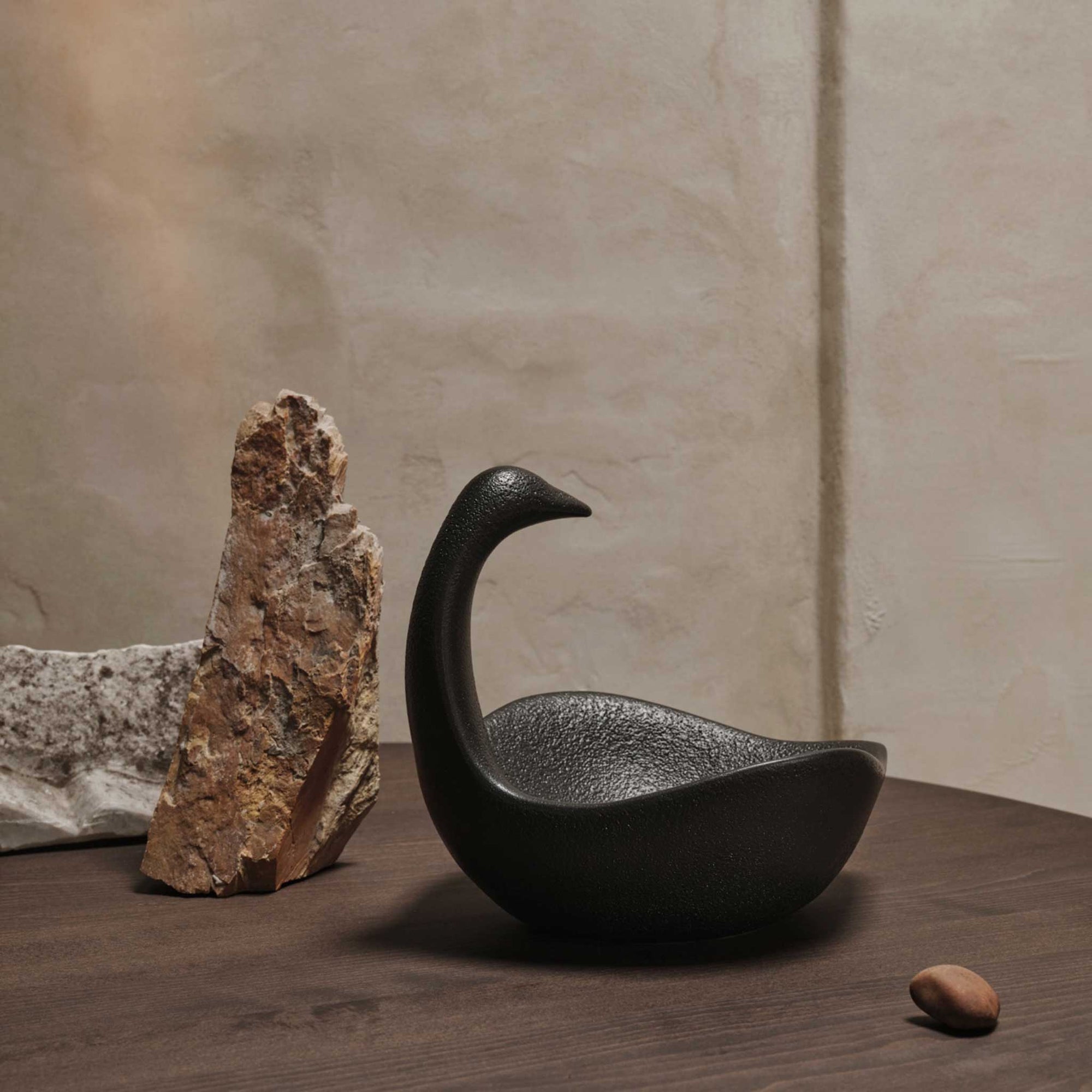 Ferm Living（ファームリビング）は、人生の対比を意識しながら、期待や夢の中で快適さと意味を追い求め、真の価値を感じられる空間を提供することを目指しています。デザインへの情熱と、環境や社会に配慮した責任ある選択を大切にし、誠実で心地よい製品や環境づくりに取り組んでいます。デンマーク・コペンハーゲンを拠点に、世界中の職人と協働し、スカンジナビアの思想と世界の技術・伝統を融合。柔らかなフォルムや豊かなテクスチャー、意外性のあるディテールを特徴とするコレクションは、洗練された美しさの中にも驚きと温かみをもたらします。素材選びから製造、配送まで持続可能性を意識し、より良い未来へ向けた選択を後押しします。家具、アクセサリー、照明を通じて、あなたらしく心地よい空間づくりをサポートします。