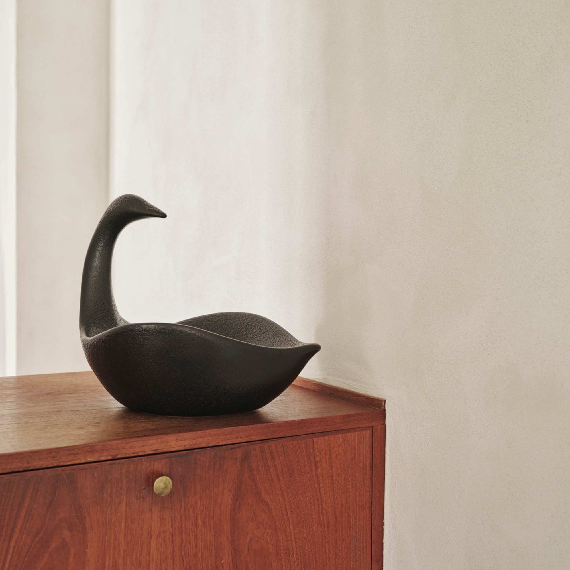 Ferm Living（ファームリビング）は、人生の対比を意識しながら、期待や夢の中で快適さと意味を追い求め、真の価値を感じられる空間を提供することを目指しています。デザインへの情熱と、環境や社会に配慮した責任ある選択を大切にし、誠実で心地よい製品や環境づくりに取り組んでいます。デンマーク・コペンハーゲンを拠点に、世界中の職人と協働し、スカンジナビアの思想と世界の技術・伝統を融合。柔らかなフォルムや豊かなテクスチャー、意外性のあるディテールを特徴とするコレクションは、洗練された美しさの中にも驚きと温かみをもたらします。素材選びから製造、配送まで持続可能性を意識し、より良い未来へ向けた選択を後押しします。家具、アクセサリー、照明を通じて、あなたらしく心地よい空間づくりをサポートします。
