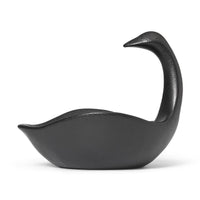 Ferm Living（ファームリビング）は、人生の対比を意識しながら、期待や夢の中で快適さと意味を追い求め、真の価値を感じられる空間を提供することを目指しています。デザインへの情熱と、環境や社会に配慮した責任ある選択を大切にし、誠実で心地よい製品や環境づくりに取り組んでいます。デンマーク・コペンハーゲンを拠点に、世界中の職人と協働し、スカンジナビアの思想と世界の技術・伝統を融合。柔らかなフォルムや豊かなテクスチャー、意外性のあるディテールを特徴とするコレクションは、洗練された美しさの中にも驚きと温かみをもたらします。素材選びから製造、配送まで持続可能性を意識し、より良い未来へ向けた選択を後押しします。家具、アクセサリー、照明を通じて、あなたらしく心地よい空間づくりをサポートします。