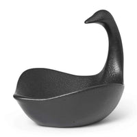 Ferm Living（ファームリビング）は、人生の対比を意識しながら、期待や夢の中で快適さと意味を追い求め、真の価値を感じられる空間を提供することを目指しています。デザインへの情熱と、環境や社会に配慮した責任ある選択を大切にし、誠実で心地よい製品や環境づくりに取り組んでいます。デンマーク・コペンハーゲンを拠点に、世界中の職人と協働し、スカンジナビアの思想と世界の技術・伝統を融合。柔らかなフォルムや豊かなテクスチャー、意外性のあるディテールを特徴とするコレクションは、洗練された美しさの中にも驚きと温かみをもたらします。素材選びから製造、配送まで持続可能性を意識し、より良い未来へ向けた選択を後押しします。家具、アクセサリー、照明を通じて、あなたらしく心地よい空間づくりをサポートします。