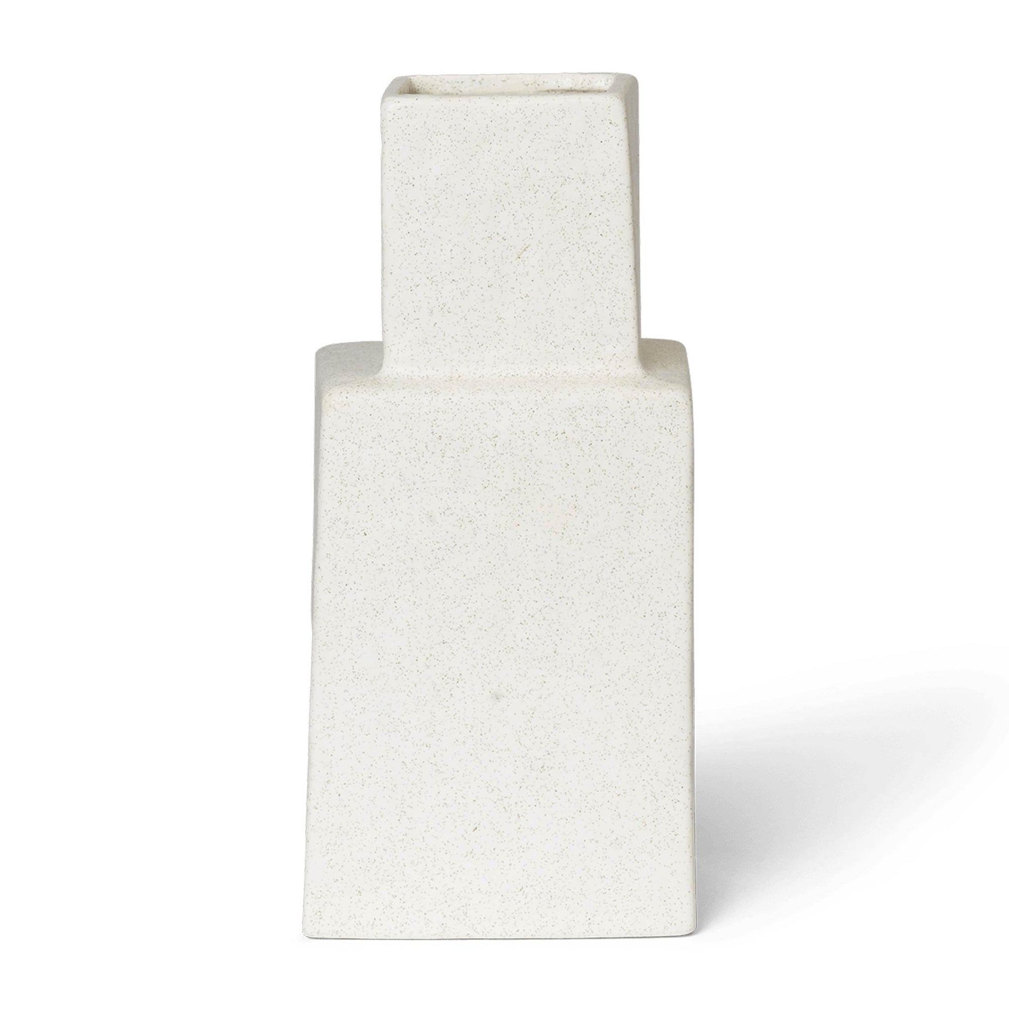 Ferm Living（ファームリビング）は、人生の対比を意識しながら、期待や夢の中で快適さと意味を追い求め、真の価値を感じられる空間を提供することを目指しています。デザインへの情熱と、環境や社会に配慮した責任ある選択を大切にし、誠実で心地よい製品や環境づくりに取り組んでいます。デンマーク・コペンハーゲンを拠点に、世界中の職人と協働し、スカンジナビアの思想と世界の技術・伝統を融合。柔らかなフォルムや豊かなテクスチャー、意外性のあるディテールを特徴とするコレクションは、洗練された美しさの中にも驚きと温かみをもたらします。素材選びから製造、配送まで持続可能性を意識し、より良い未来へ向けた選択を後押しします。家具、アクセサリー、照明を通じて、あなたらしく心地よい空間づくりをサポートします。